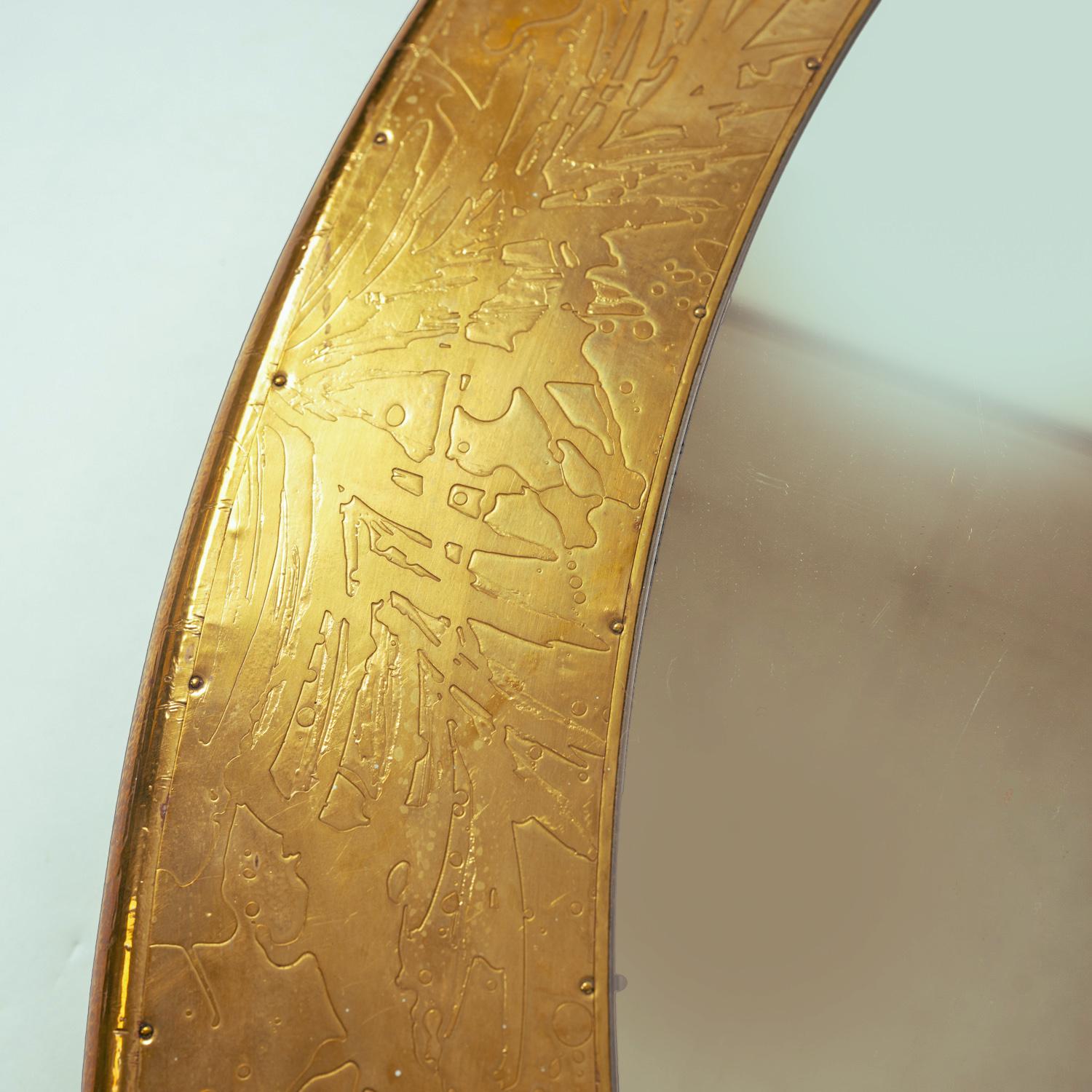 Specchio da parete rotondo in ottone dorato XXXL di Gony Nava, con un diametro di 130 cm!
Incredibile e unica parete da parete del Medioevo, che rende davvero unico il tuo spazio.

Si ispira alle influenze arabe come allo stile di Rodolfo Dubarry,