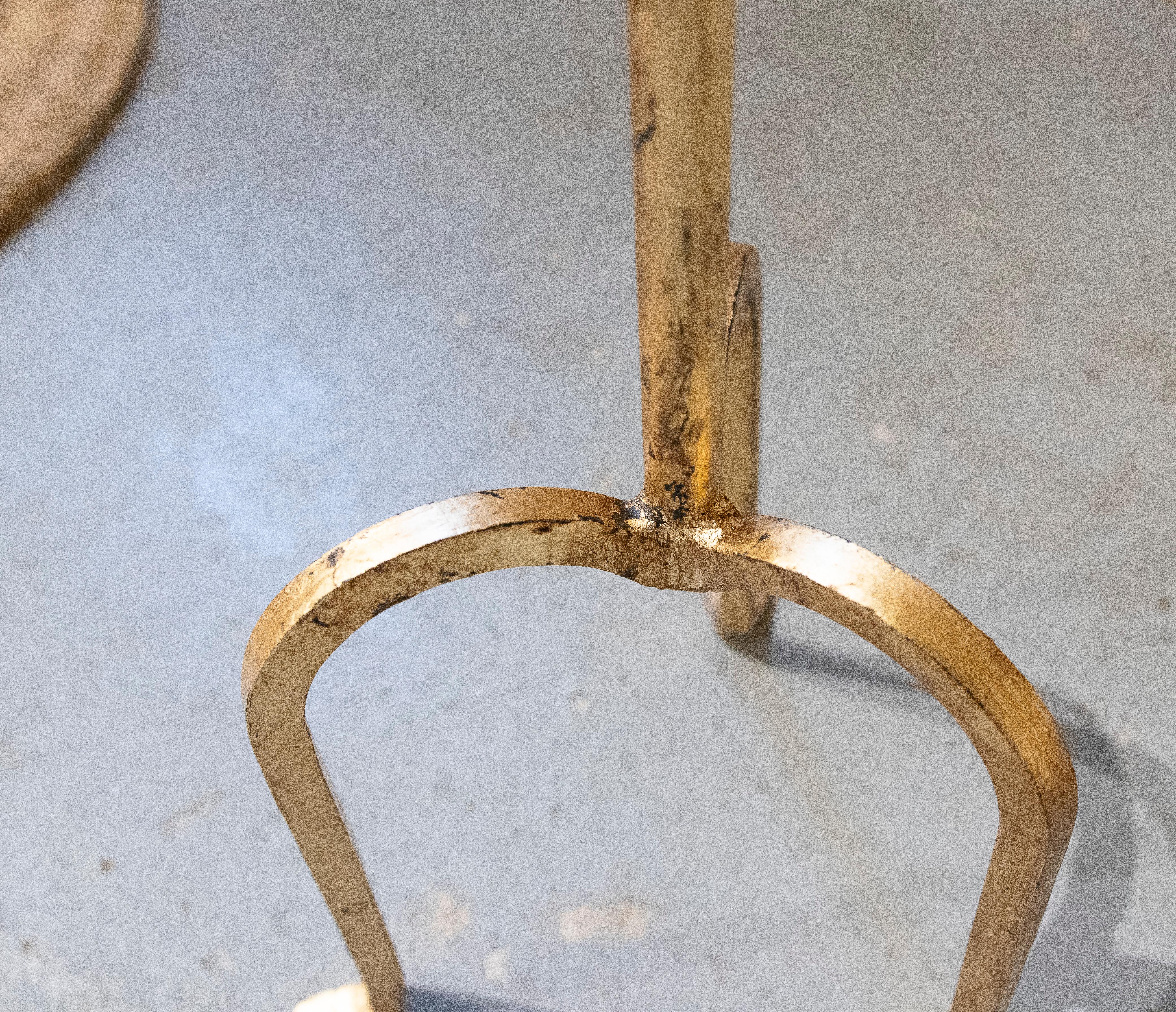 Runder Beistelltisch aus vergoldetem Eisen mit Standfuß  (21. Jahrhundert und zeitgenössisch) im Angebot