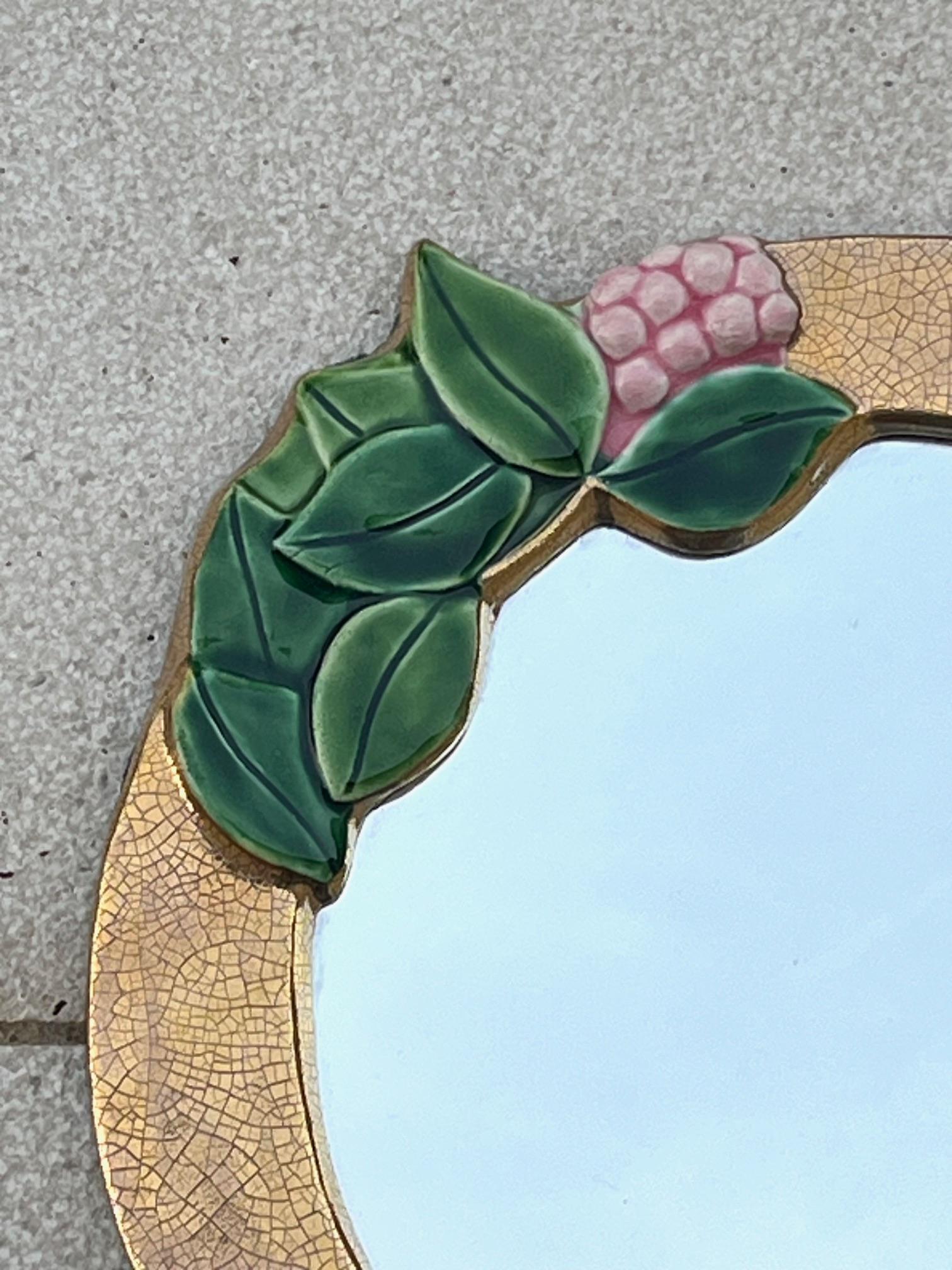 Francese Specchio rotondo in ceramica dorata e smaltata di Mithé Espelt, circa 1970 in vendita