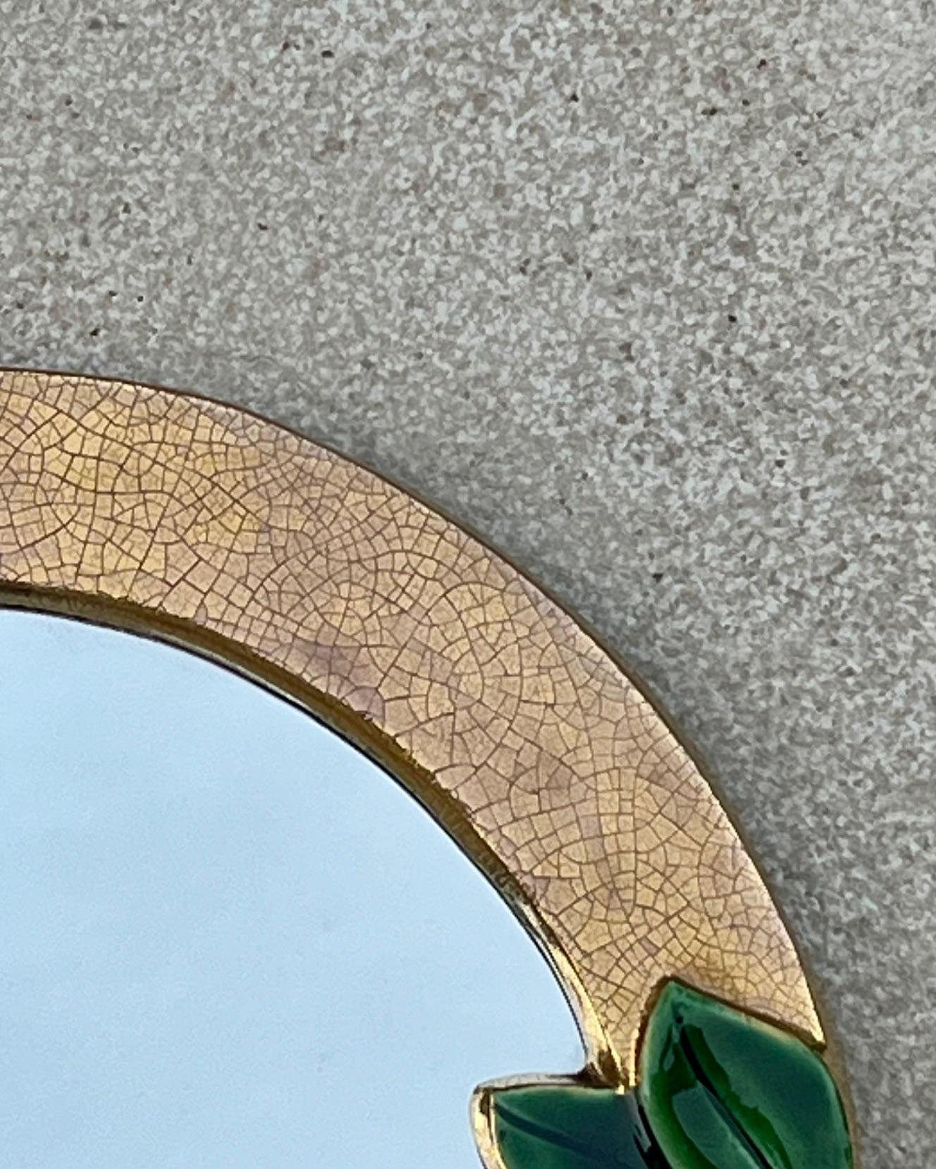 Dorato Specchio rotondo in ceramica dorata e smaltata di Mithé Espelt, circa 1970 in vendita