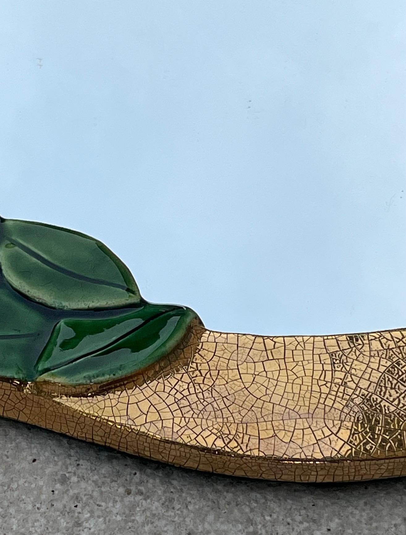 Specchio rotondo in ceramica dorata e smaltata di Mithé Espelt, circa 1970 In condizioni buone in vendita a Paris, Ile-de-France