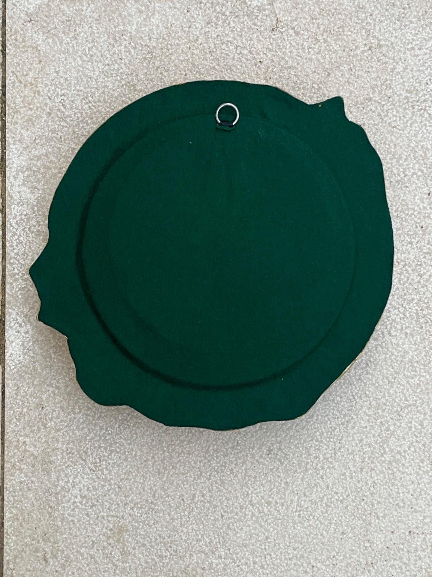 Fine XX secolo Specchio rotondo in ceramica dorata e smaltata di Mithé Espelt, circa 1970 in vendita