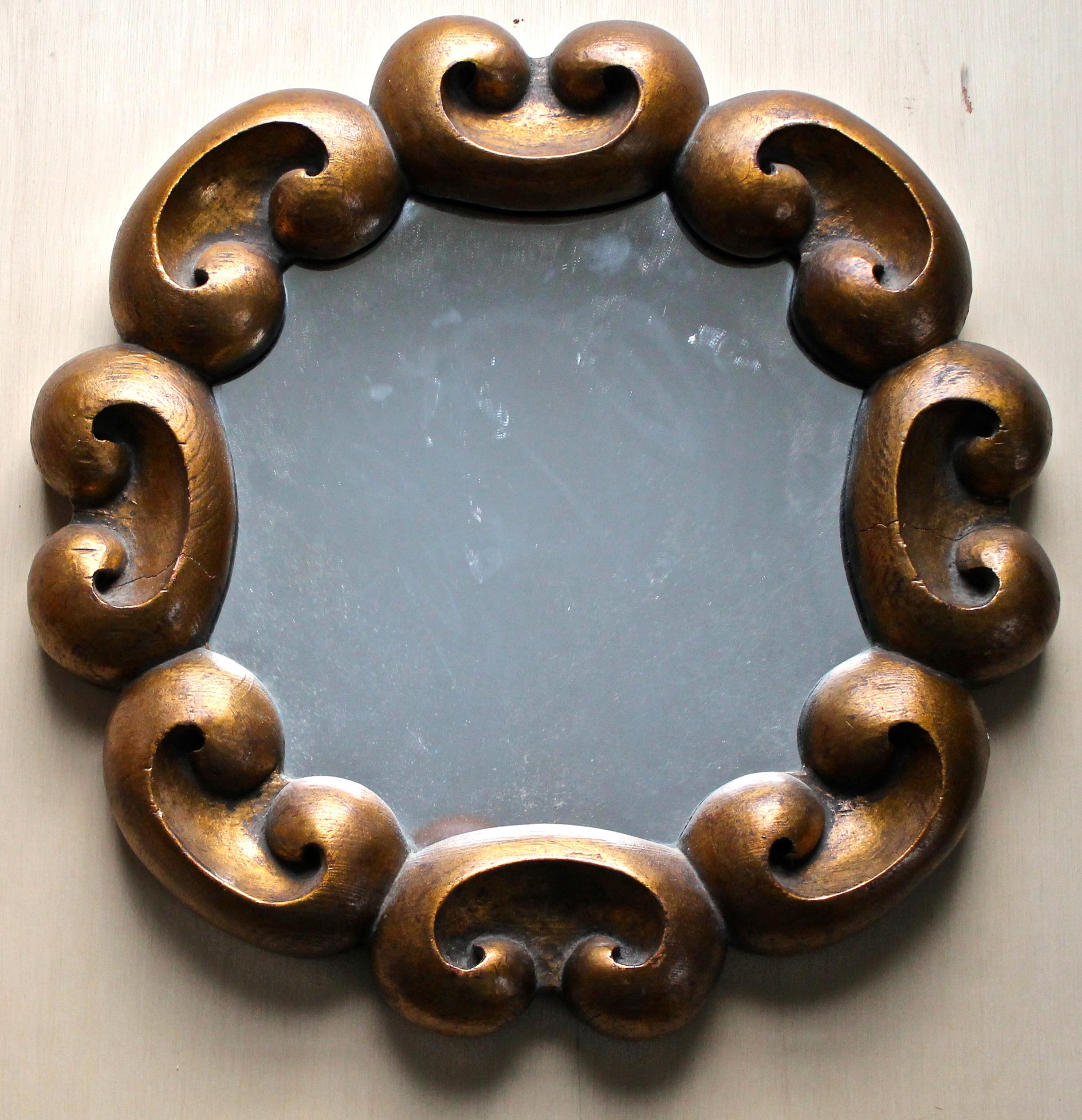 Miroir rond composé de 8 formes courbes répétitives. Gesso doré sur bois. Le miroir lui-même fait environ 13x13