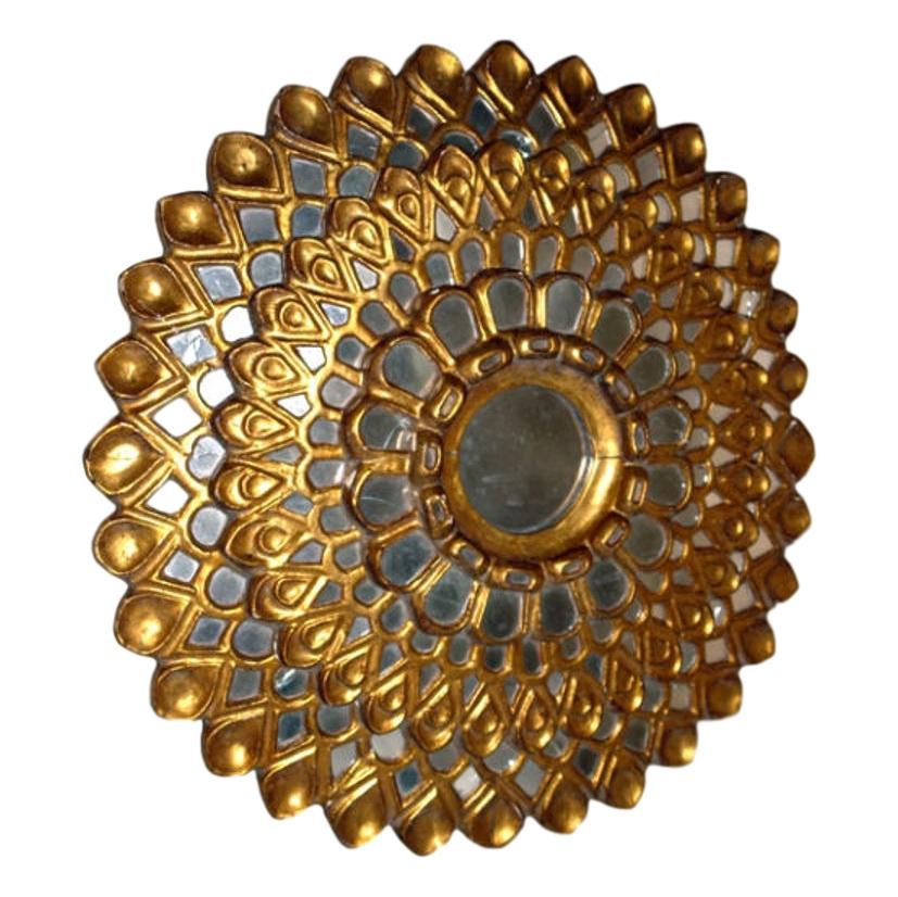 Ein spanischer geschnitzter und vergoldeter Spiegel mit Spiegeleinsätzen um 1900.

Abmessungen:
Durchmesser 22