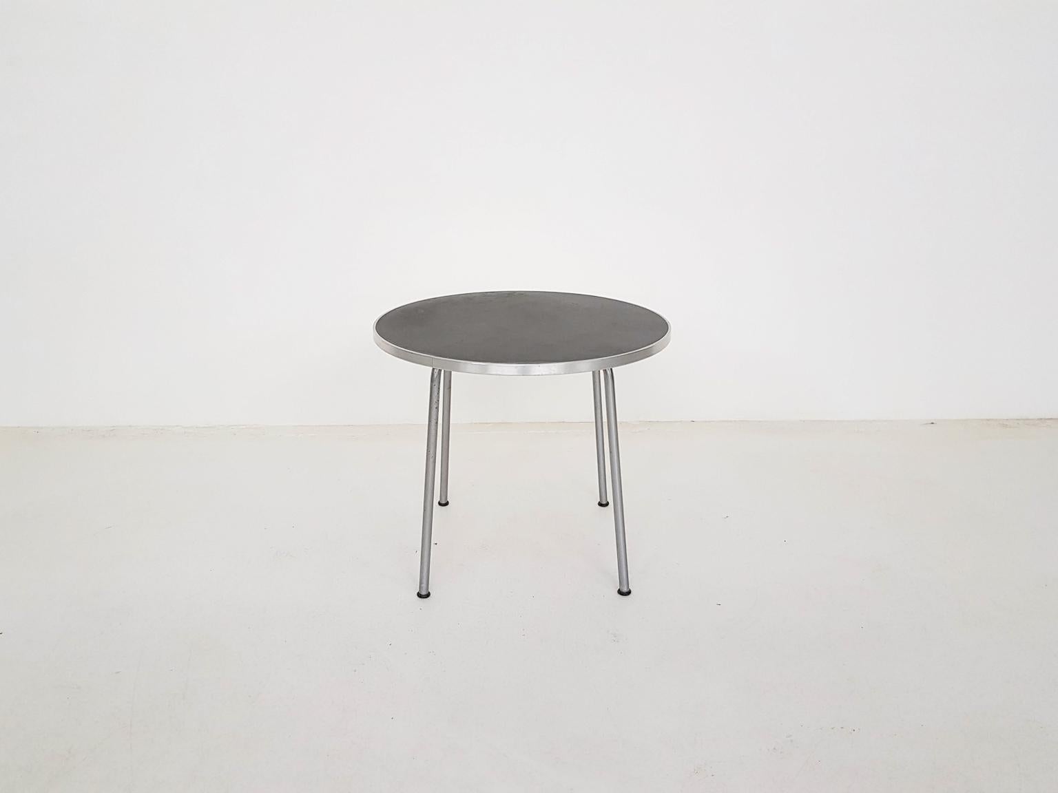 Early Dutch industrial design by Gipsen, the Netherlands. This model 501/3601 side or coffee table was made by Gispen in 1954. The table features a tubular metal frame with a wooden top with a coating called linofelt (a rubber like