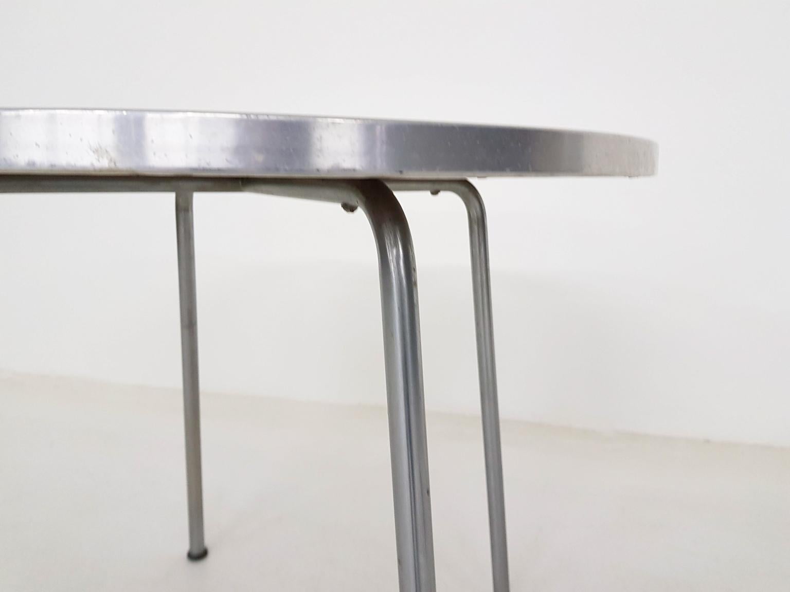 Néerlandais Table d'appoint ronde industrielle Gispen en métal, modèle 501/3601, design néerlandais, 1954 en vente