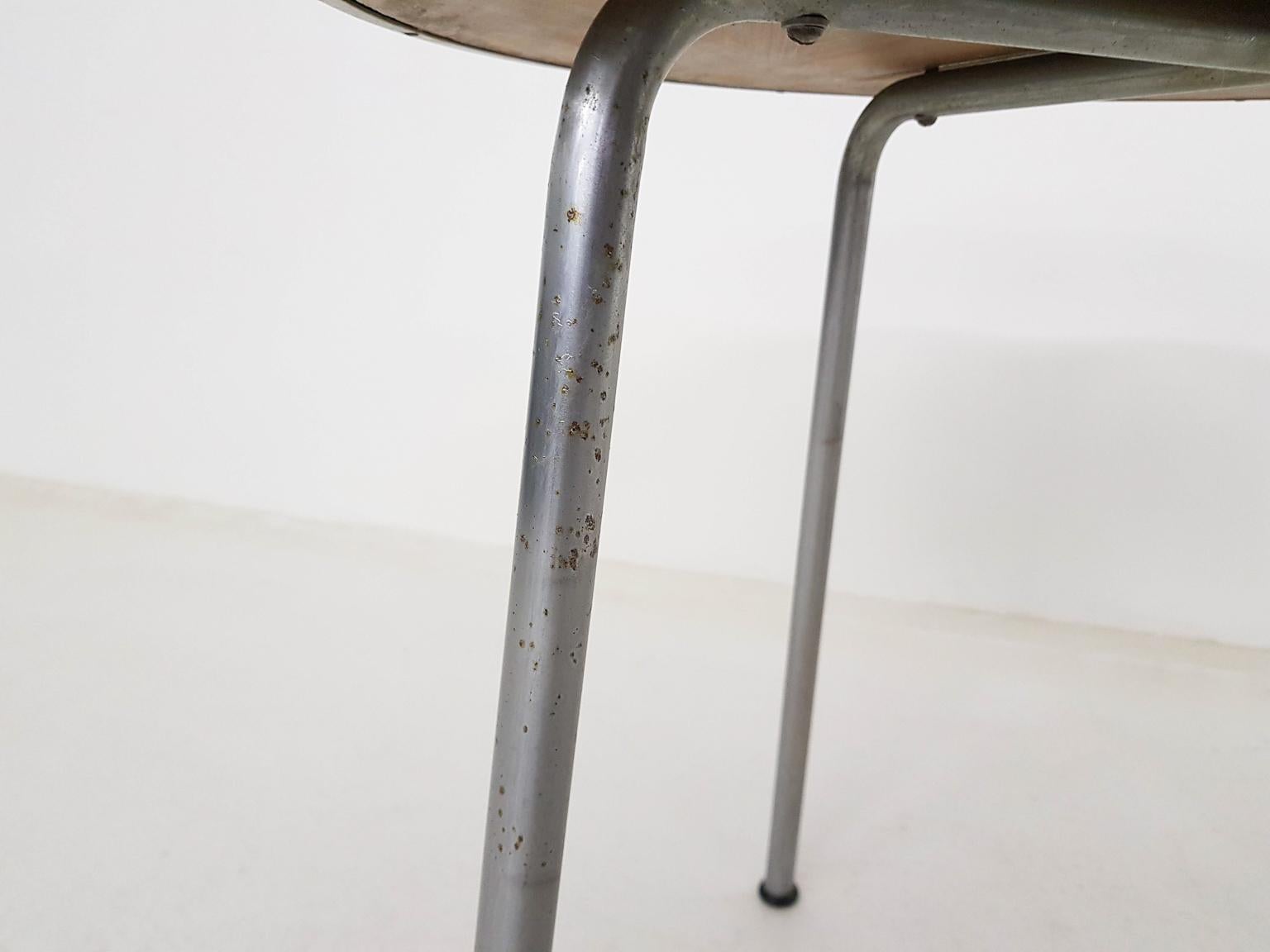 Milieu du XXe siècle Table d'appoint ronde industrielle Gispen en métal, modèle 501/3601, design néerlandais, 1954 en vente