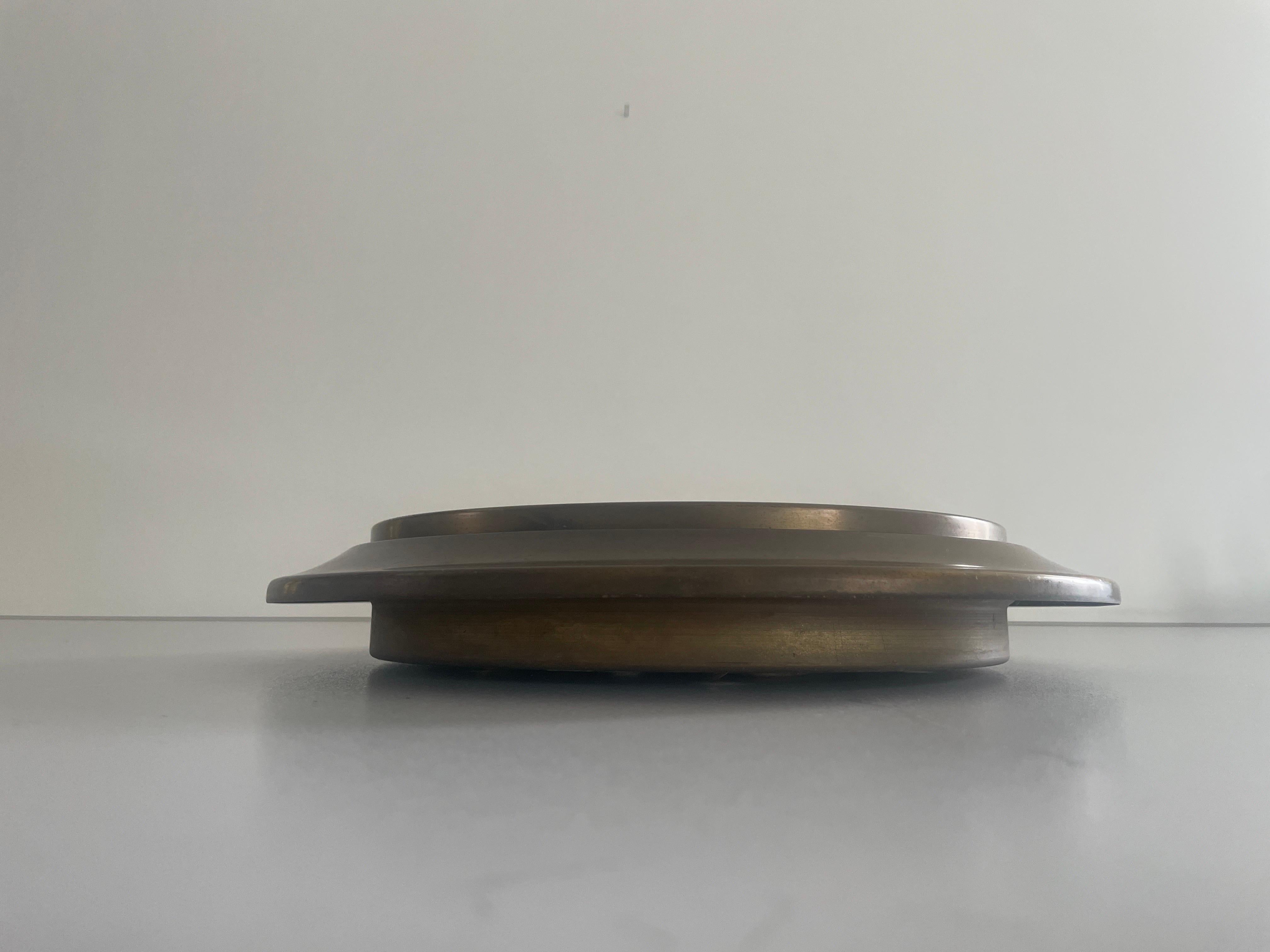 Lámpara empotrada redonda de cristal y marco de latón envejecido de Lumi, años 60, Italia

La pantalla está en muy buen estado vintage.

Cantidad : 2

Esta lámpara funciona con 3 bombillas E14. 
Con cable y apto para su uso con 220 V y 110 V para