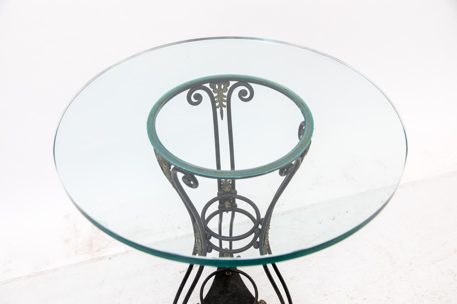 Round Glass and Iron Table In Good Condition For Sale In Wilson, NC