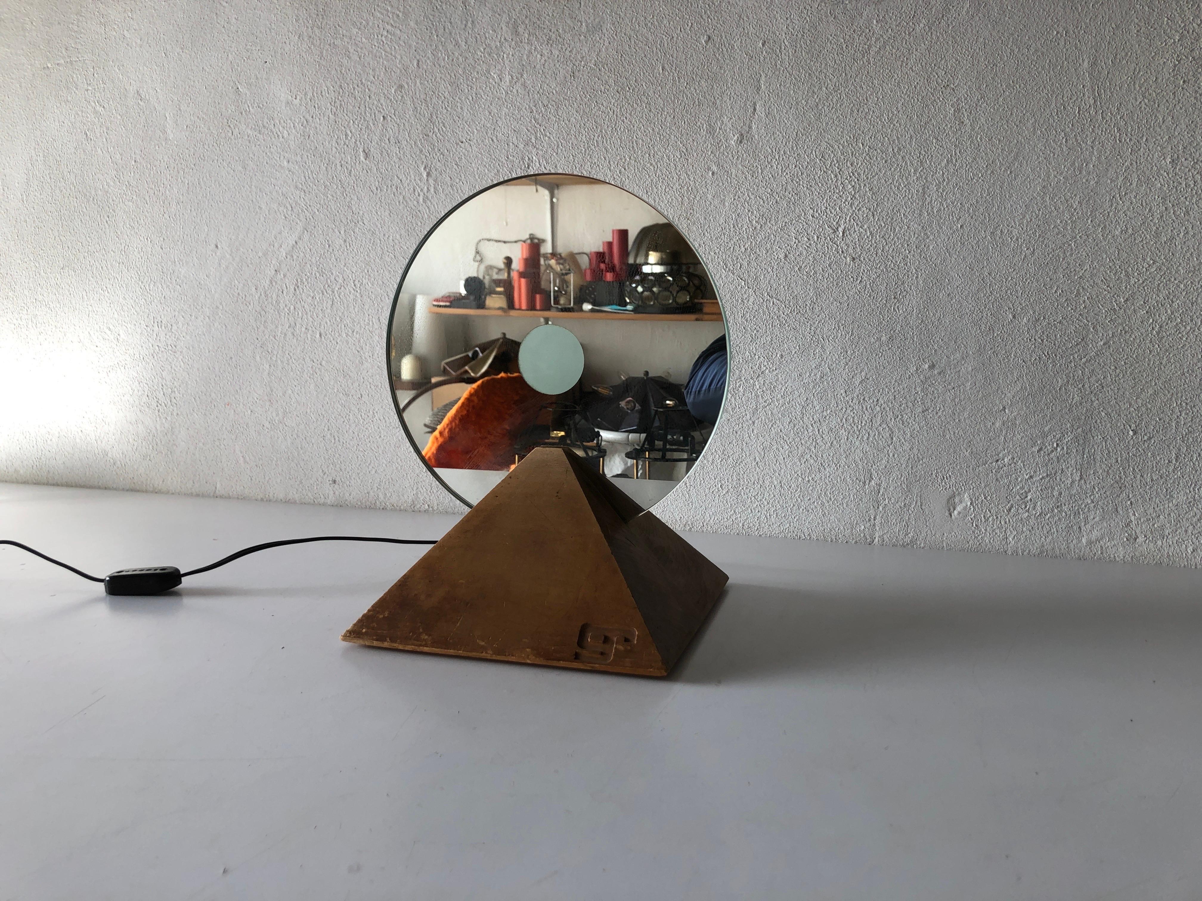 Lampe de table exclusive en verre rond avec base en bois pyramidale par Gallotti & Radice, années 1970, Italie

L'abat-jour est en bon état et très propre. 
Cette lampe fonctionne avec une ampoule E27
Câblé et adapté à une utilisation avec 220V et