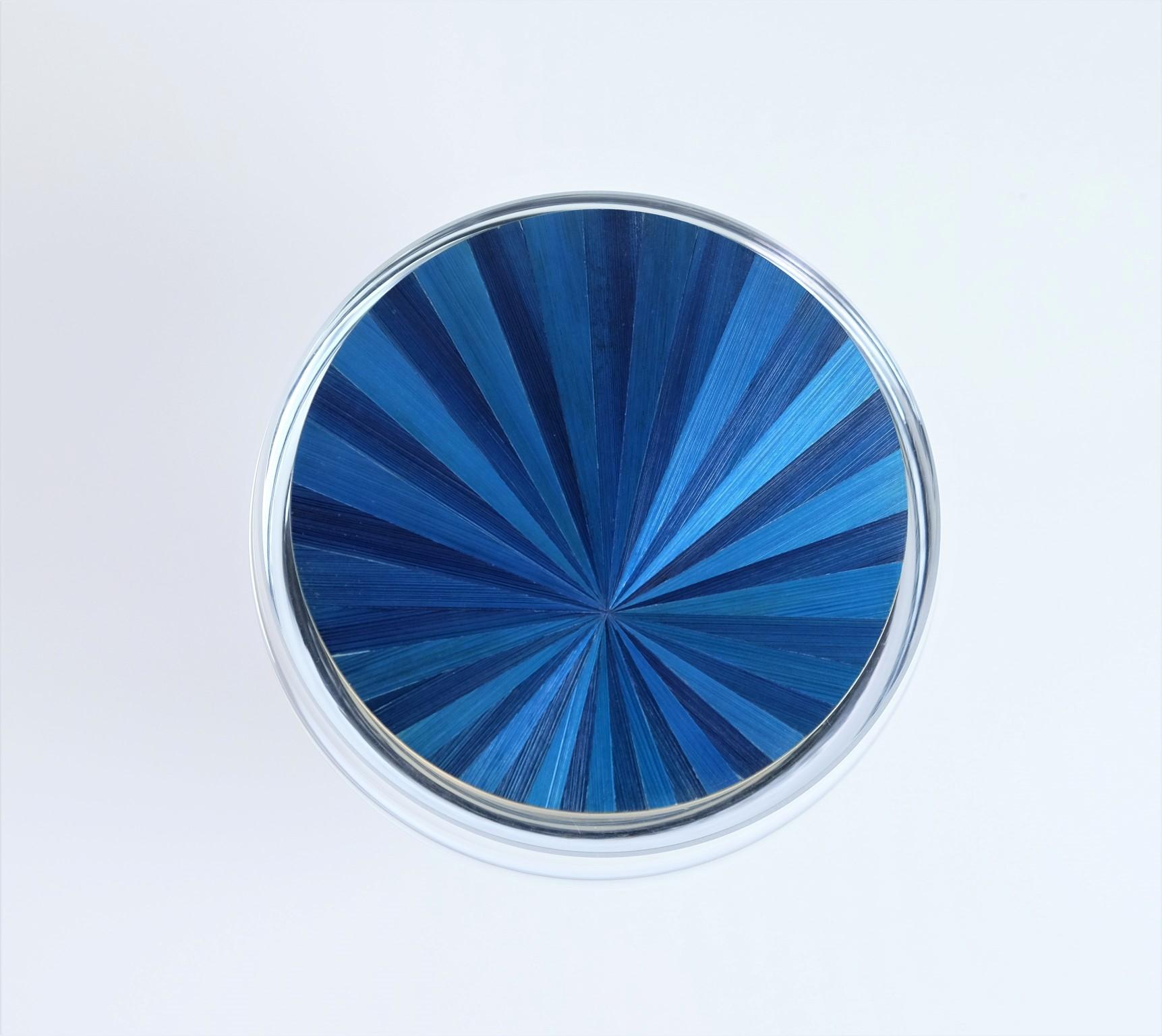 Runde Glasschachtel mit blauen Stroheinlegearbeiten und Messingdeckel von Ginger Brown (Französisch) im Angebot
