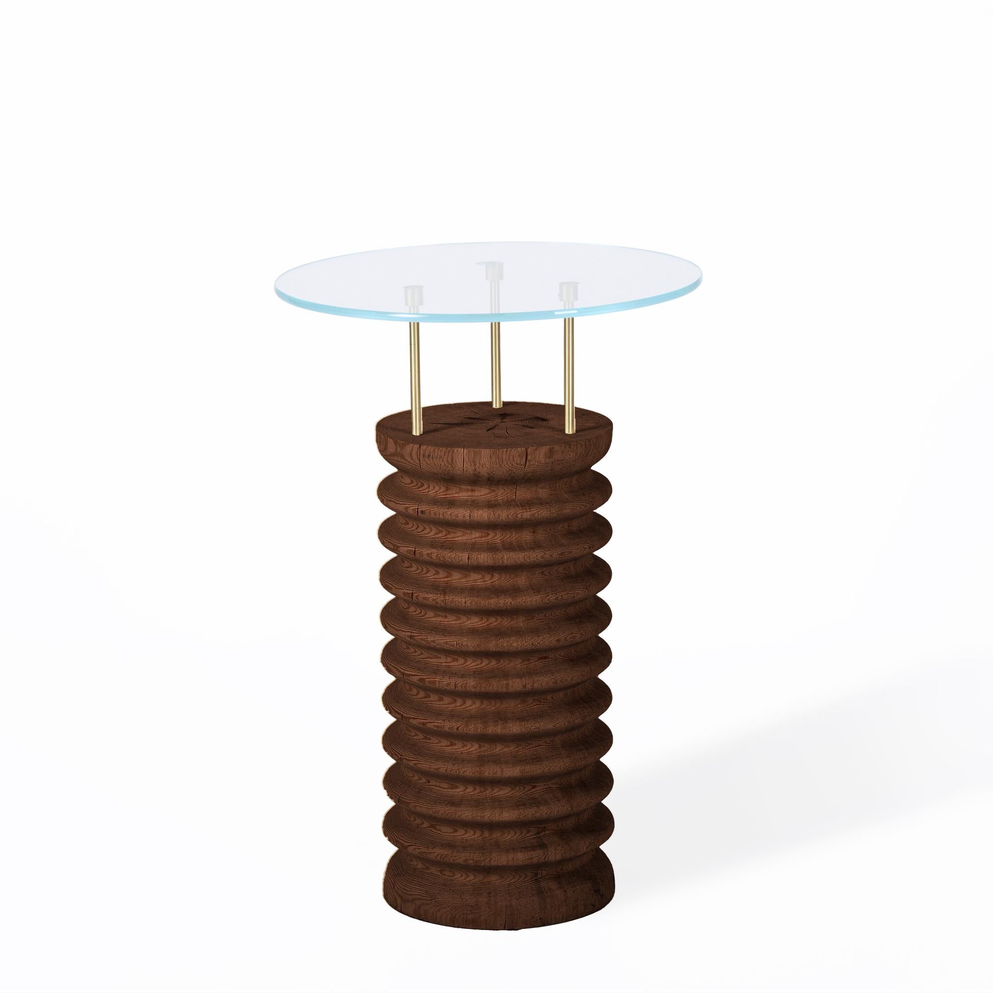 La table d'appoint/café ronde en verre et cèdre - SOFRA allie la chaleur naturelle à l'élégance moderne, offrant une pièce unique qui met en valeur à la fois le style et la fonctionnalité. Fabriquée en bois de cèdre massif, la base de la table est