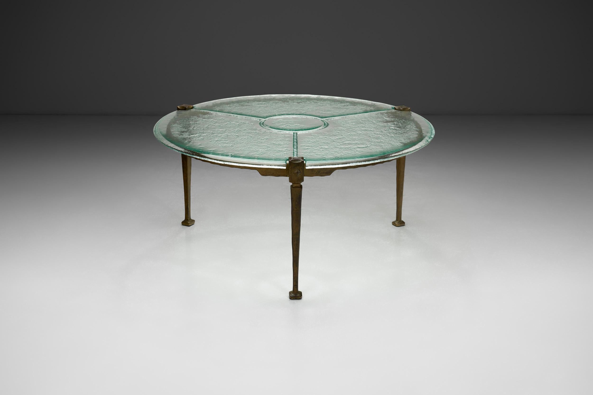 By the mid-1980s, the modern and urban aesthetic was the epitome of cool. Tubular furniture, glass-topped tables, chrome finishes and glass bricks all became ‘must have’ items. Lother Klute created pieces in line with the trend, designing a plethora