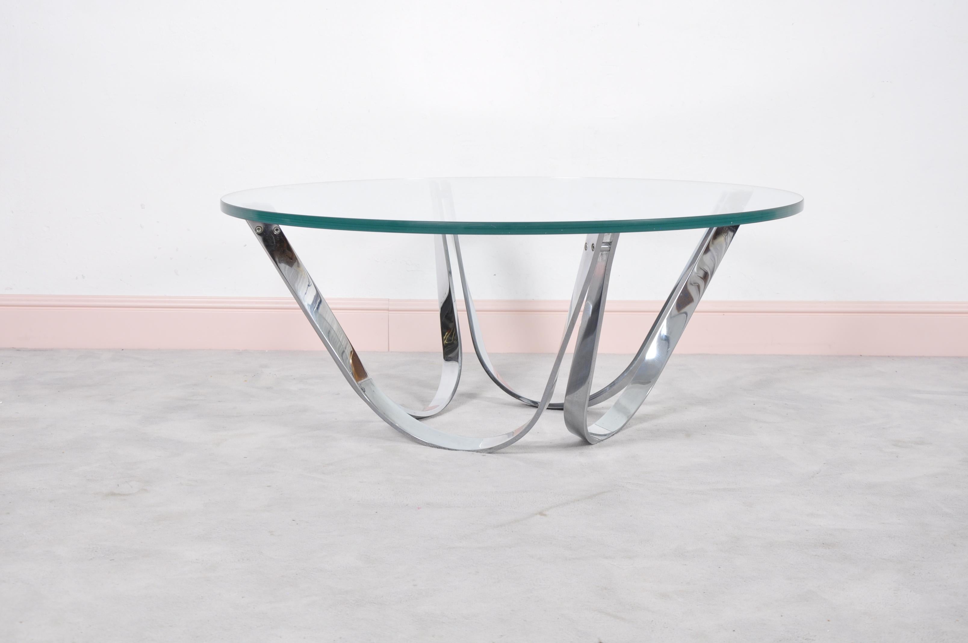 Round coffee table by American designer Roger Sprunger from the 1970s. Produced by Dunbar Furniture, USA. Chromed flattened steel frame and loose 2 cm thick crystal tabletop.