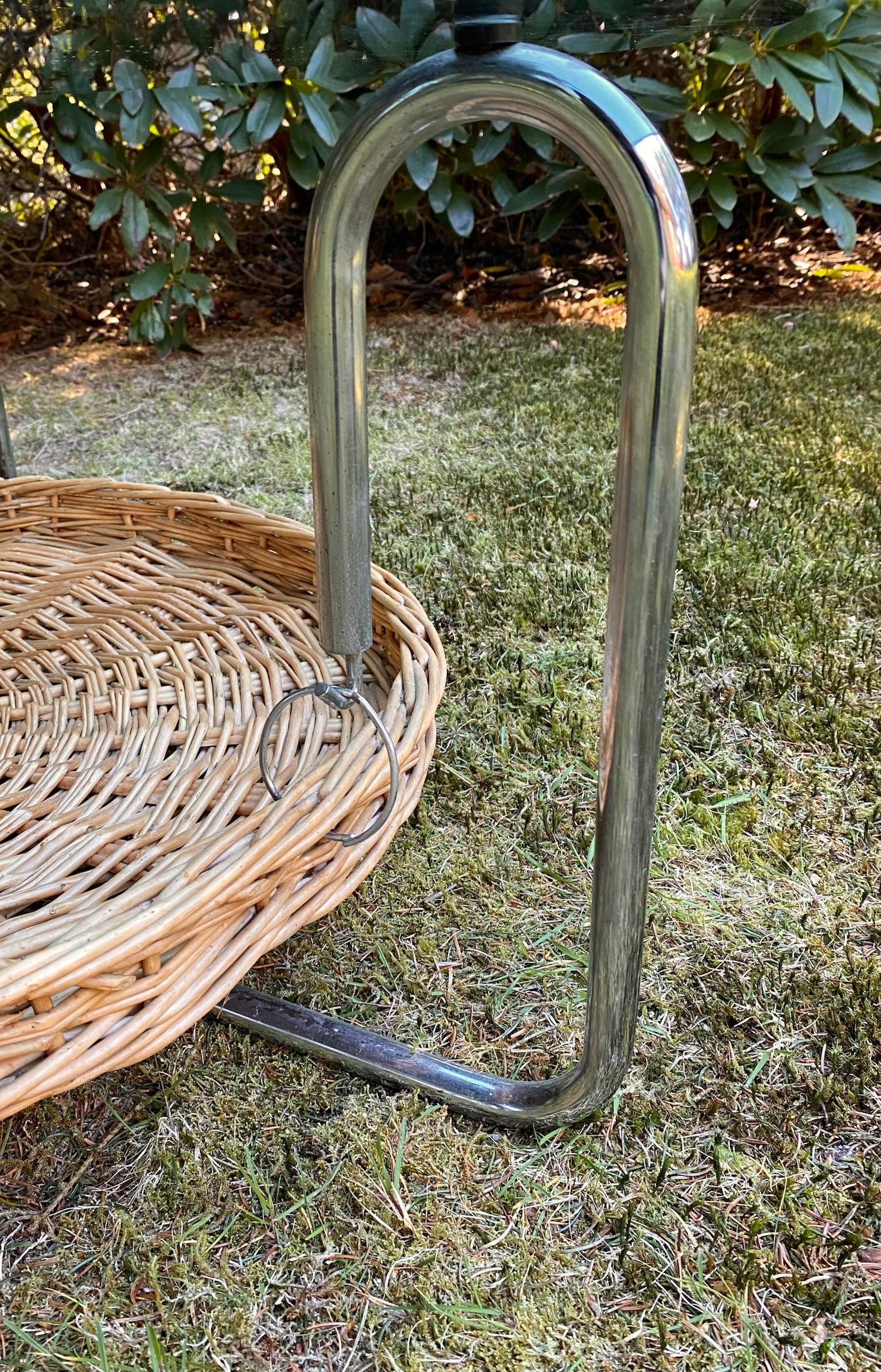 Round Glass Coffee Table with Wicker Magzine Rack, 1960s In Good Condition For Sale In Schagen, NL