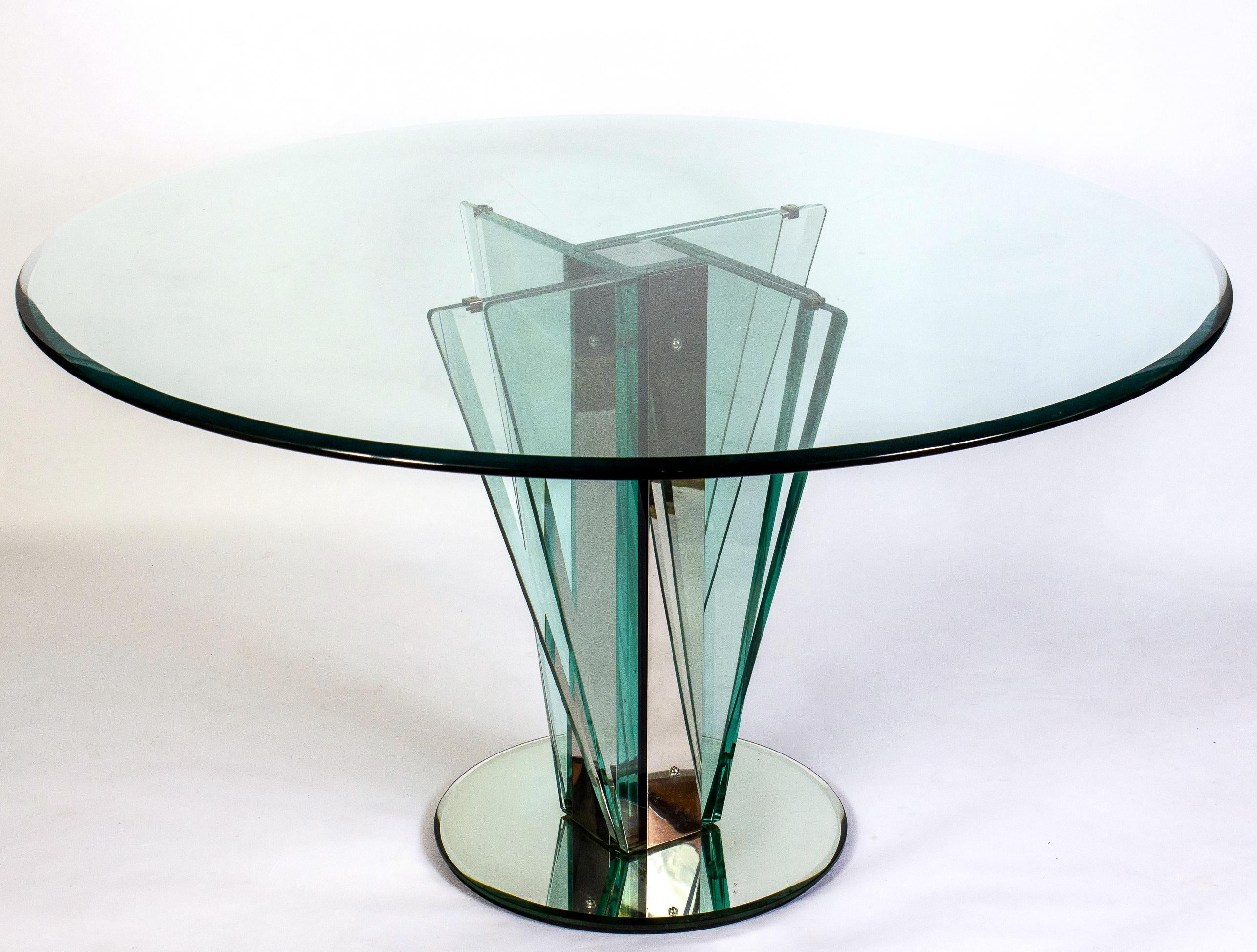 Italy, 1940s-1950s.
This outstanding table is made with thick green Nile glass, a typical feature of Fontana Arte's pieces.
Elegant design geometric center leg on a mirrored glass round base.
Excellent original vintage condition.
Can be used as