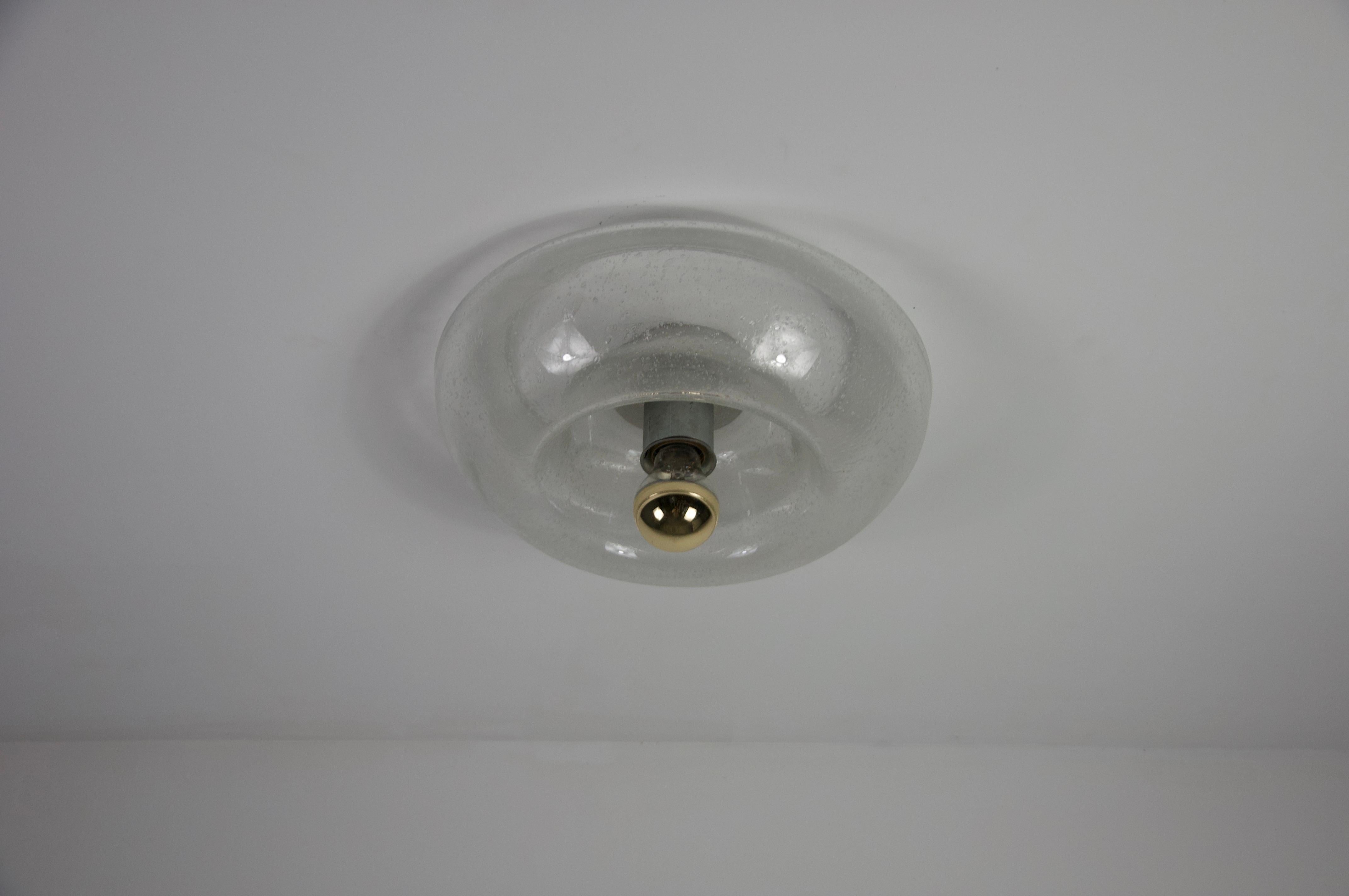 Cette élégante applique en verre rond a été conçue par Kalmar Franken en Autriche dans les années 1960. Magnifique exemple d'éclairage moderne du milieu du siècle, ce luminaire est doté d'un abat-jour épais en verre soufflé à la main, à la texture