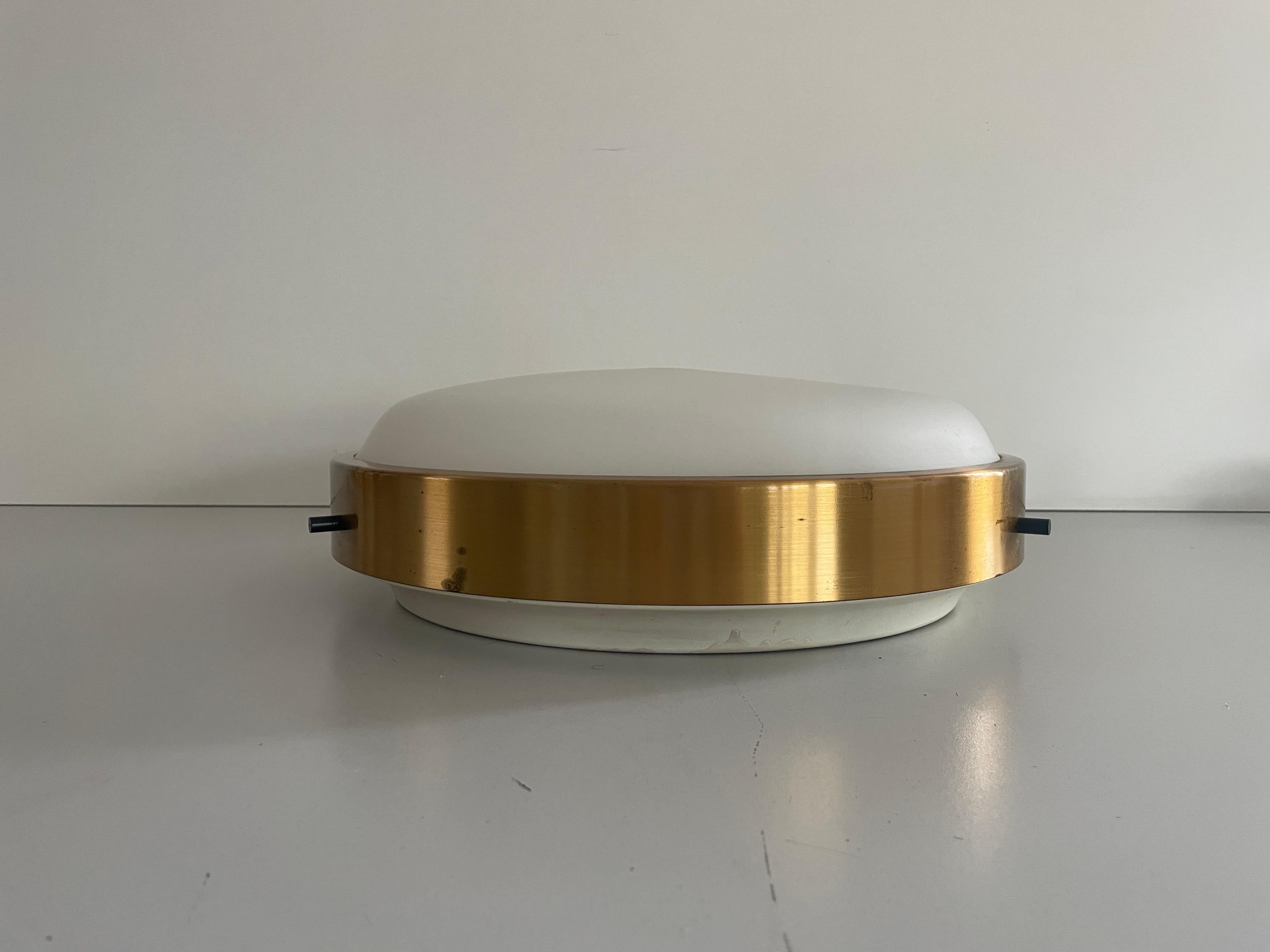 Empotrable de cristal redondo de Lumi, años 60, Italia

La pantalla está en muy buen estado vintage.

Esta lámpara funciona con 3 bombillas E27. 
Con cable y apto para su uso con 220 V y 110 V para todos los países.

Medidas:
Diámetro: 43 cm
Altura: