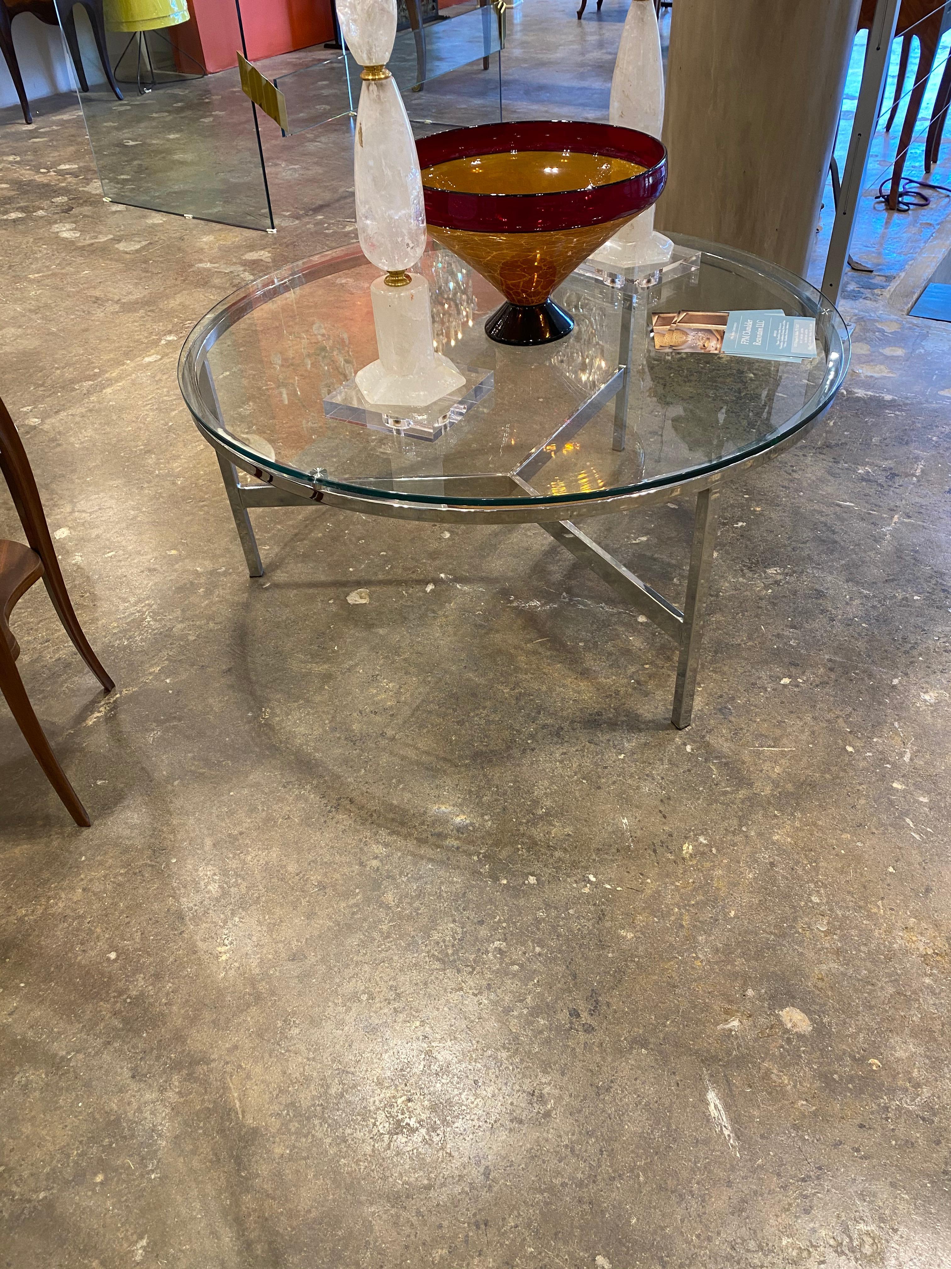 Round Glass Table In Excellent Condition For Sale In Dallas, TX