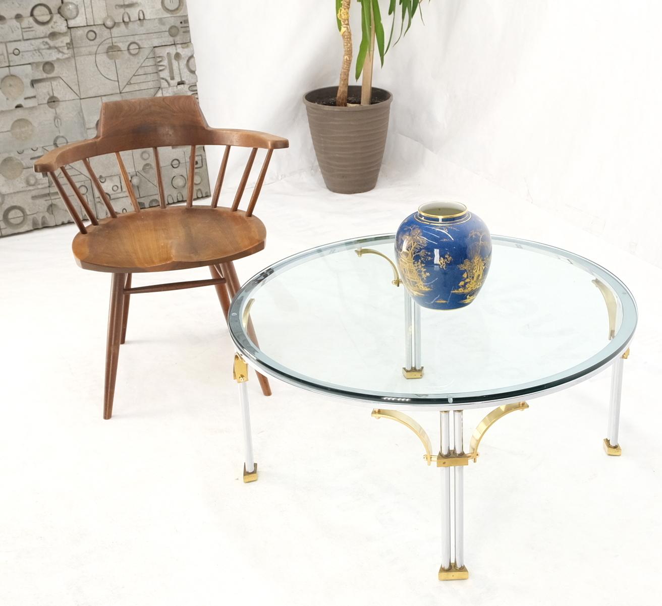 Table basse ronde avec plateau en verre, pieds chromés, brancards et pieds en laiton massif.