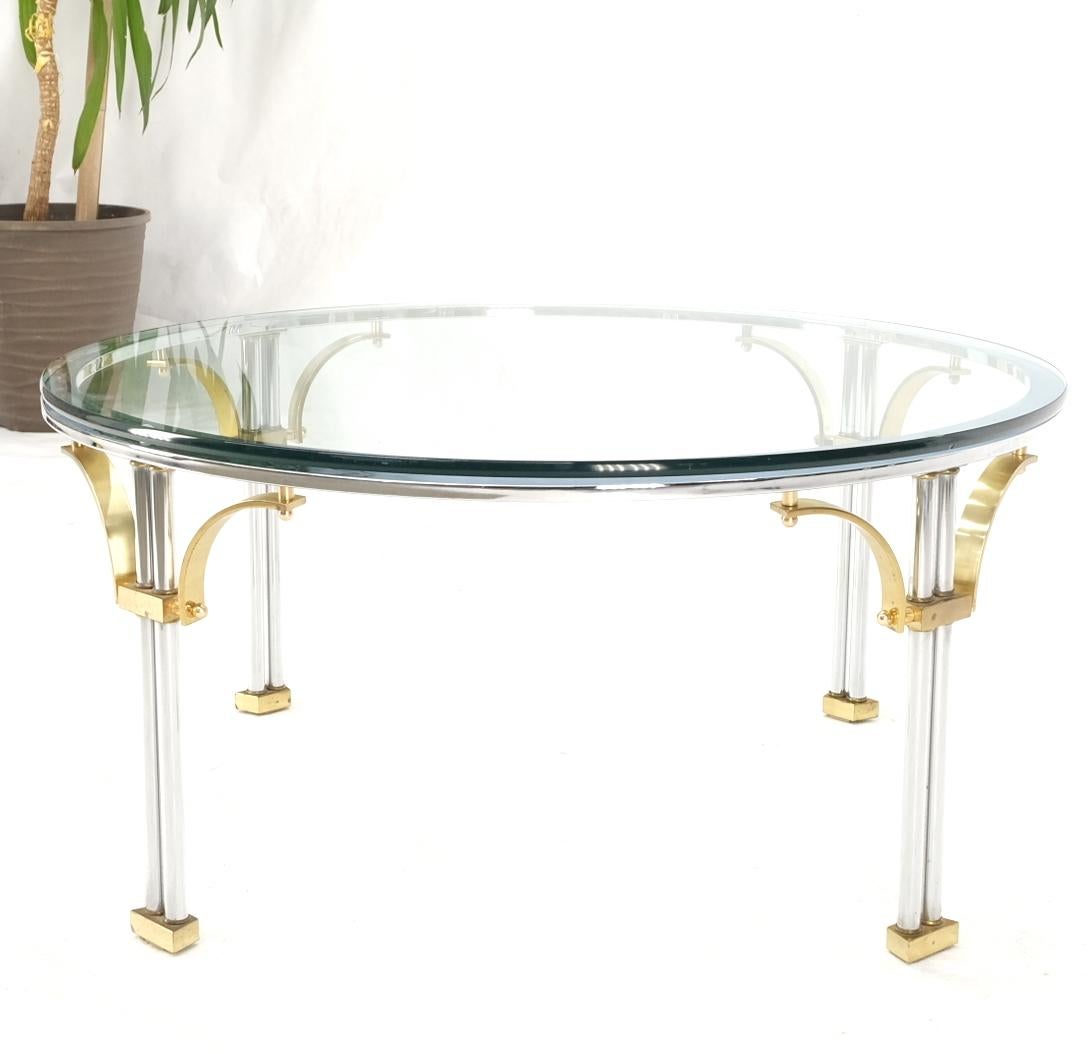 Round Glass Top Chrome Legs Solid Brass Stretchers & Feet Coffee Center Table In Good Condition For Sale In Rockaway, NJ