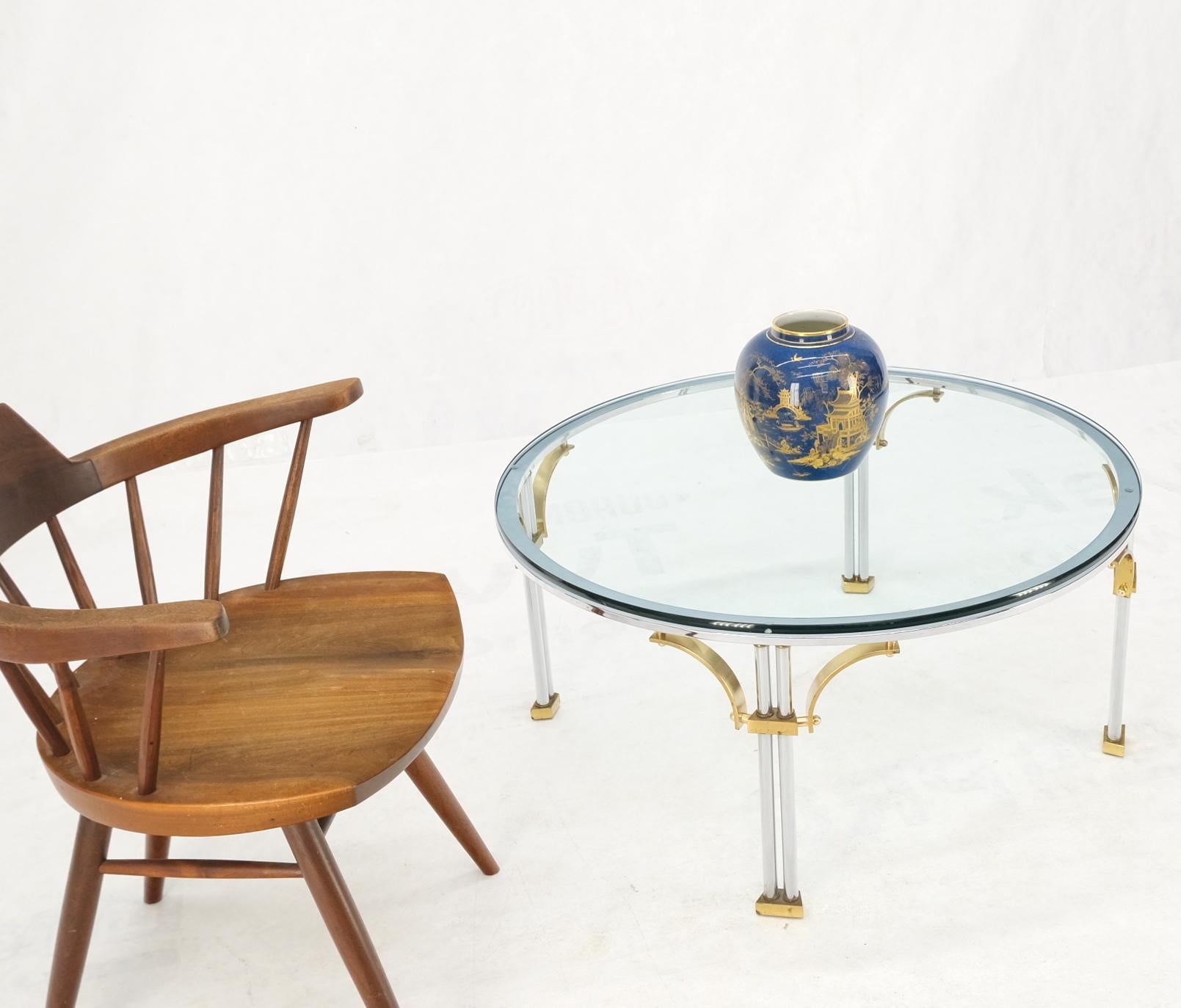 Laiton Table basse ronde à plateau en verre et pieds chromés en laiton massif avec brancards et pieds en vente