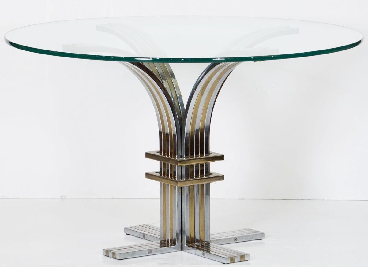 Runder Esstisch mit Glasplatte aus Chrom und Messing aus Italien, zugeschrieben. Romeo Rega (Metall) im Angebot