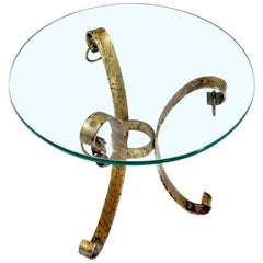 Table d'appoint ronde à plateau en verre et base en fer forgé dorée tripode