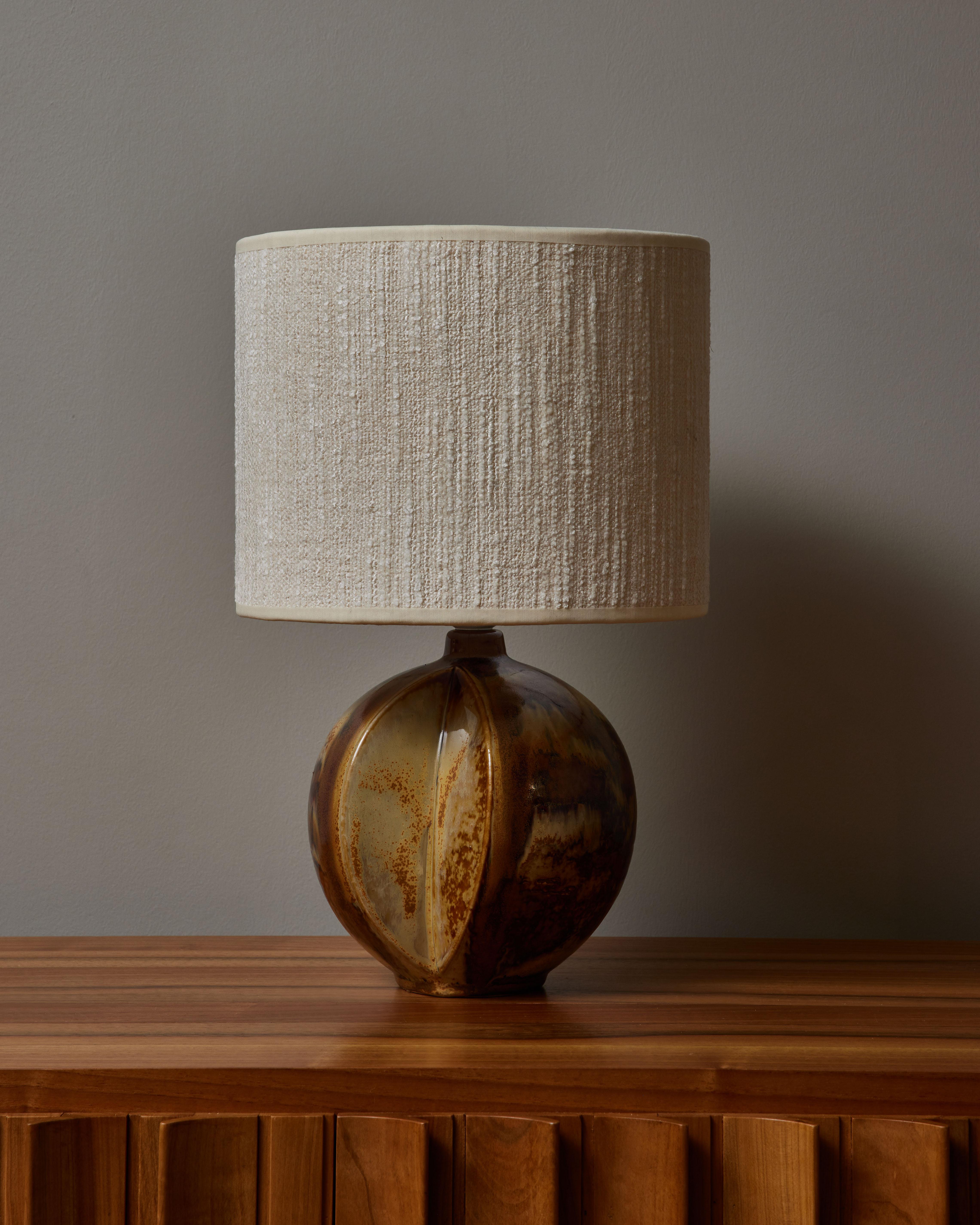 Small table lamp made of glazed ceramic by the Danish makers of Søholm Stentøj. New lampshade with DEDAR fabric.
The origin of Søholm Stentøj (Soholm’s sandstone) dates back to the first half of the 17th century and the Danish island of Bornholm,