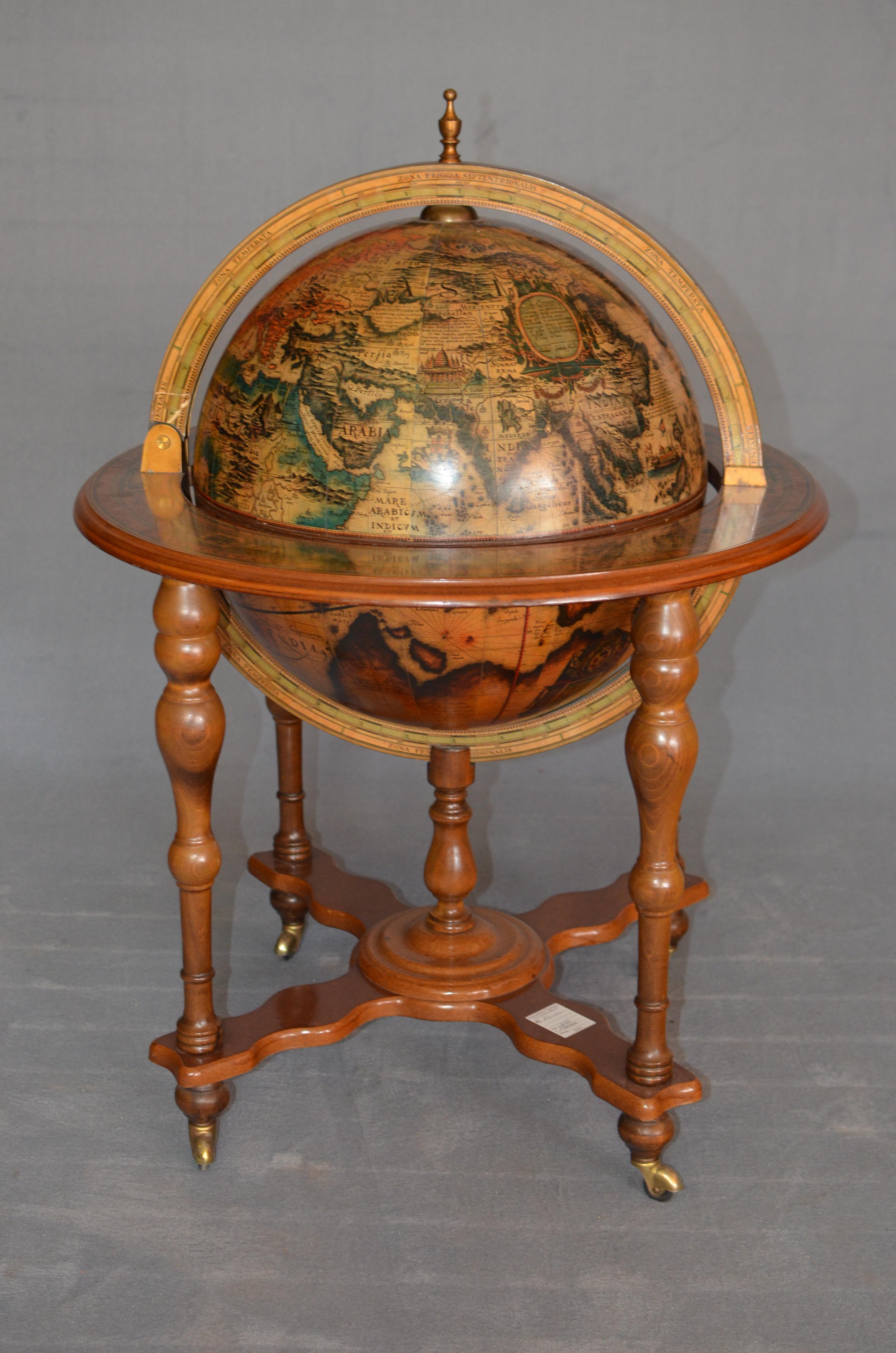 Round Globe Bar Cart in Light French Walnut Wood, 1950s In Excellent Condition In Bari, IT