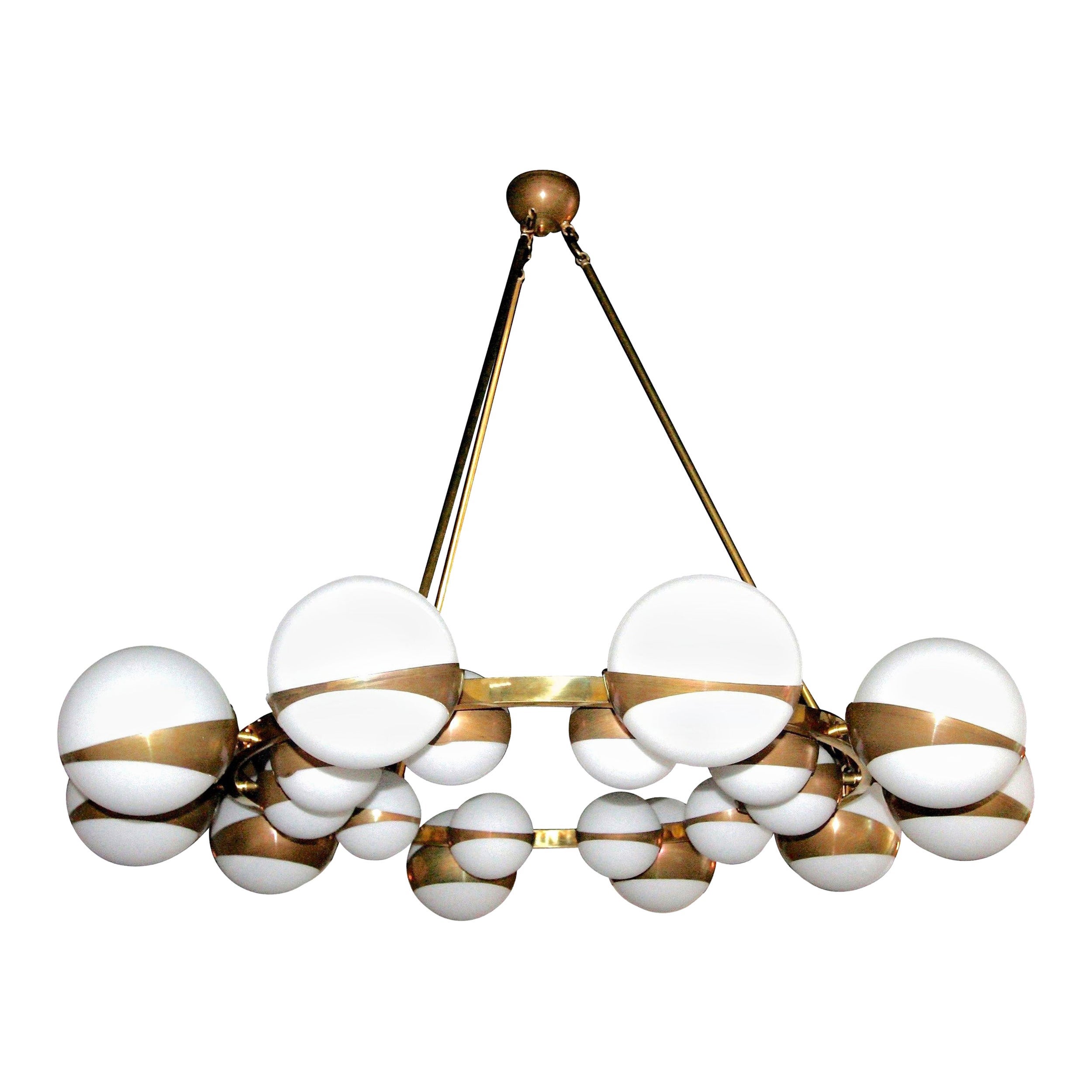 Lustre Globe rond avec boules de verre blanc sur cadre en laiton