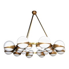 Lustre Globe rond avec boules de verre blanc sur cadre en laiton
