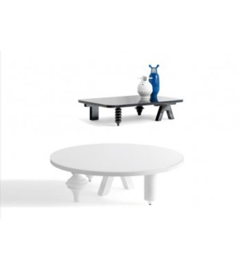 Niedriger, runder, glänzender, mehrbeiniger Tisch von Jaime Hayon (Moderne) im Angebot