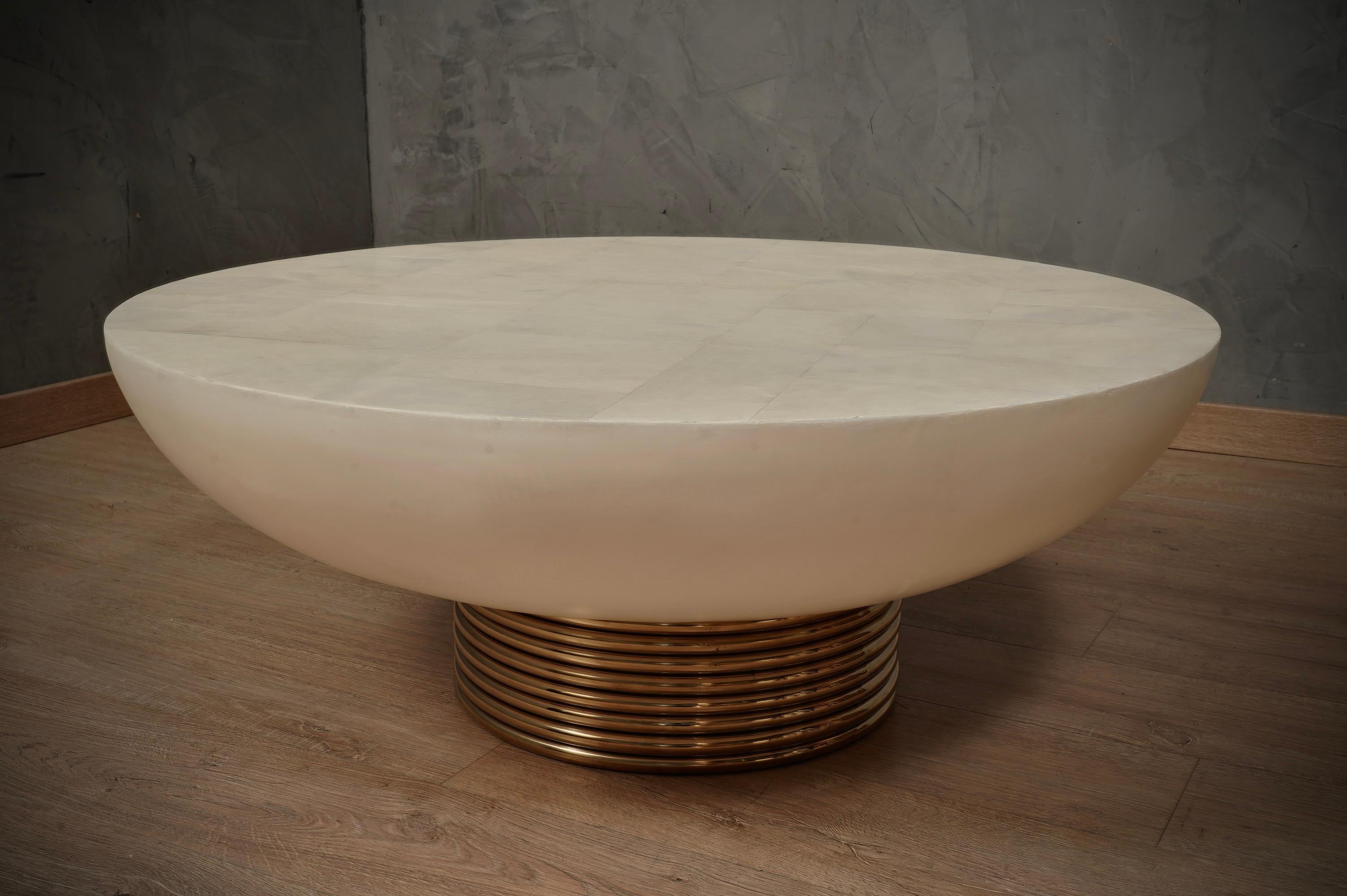 Round Goatskin and Brass Mid-Century Coffee and Cocktail Sofa Table, 1990 In Good Condition In Rome, IT