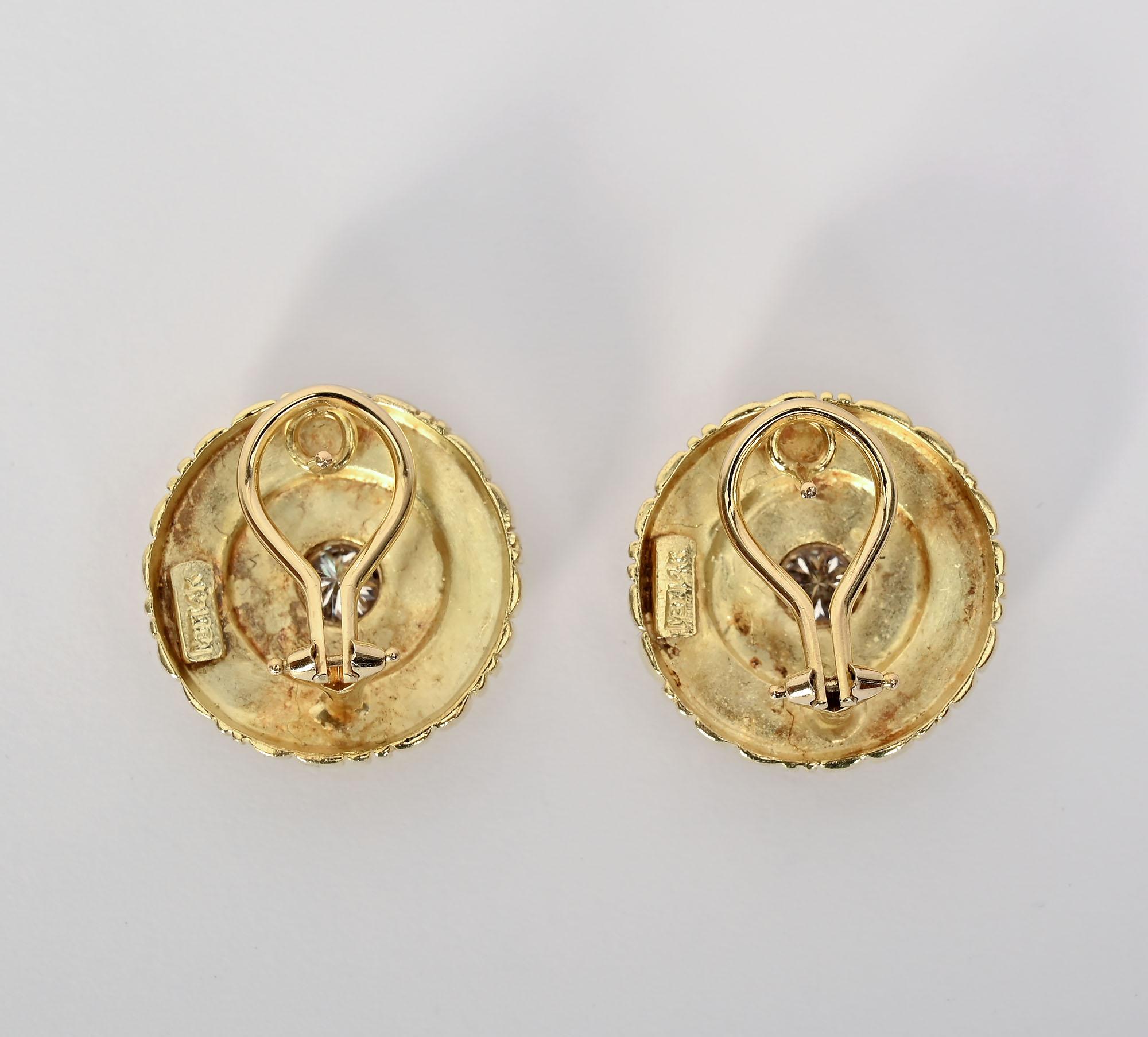Taille ronde Boucles d'oreilles en or rondes centrées sur les diamants en vente