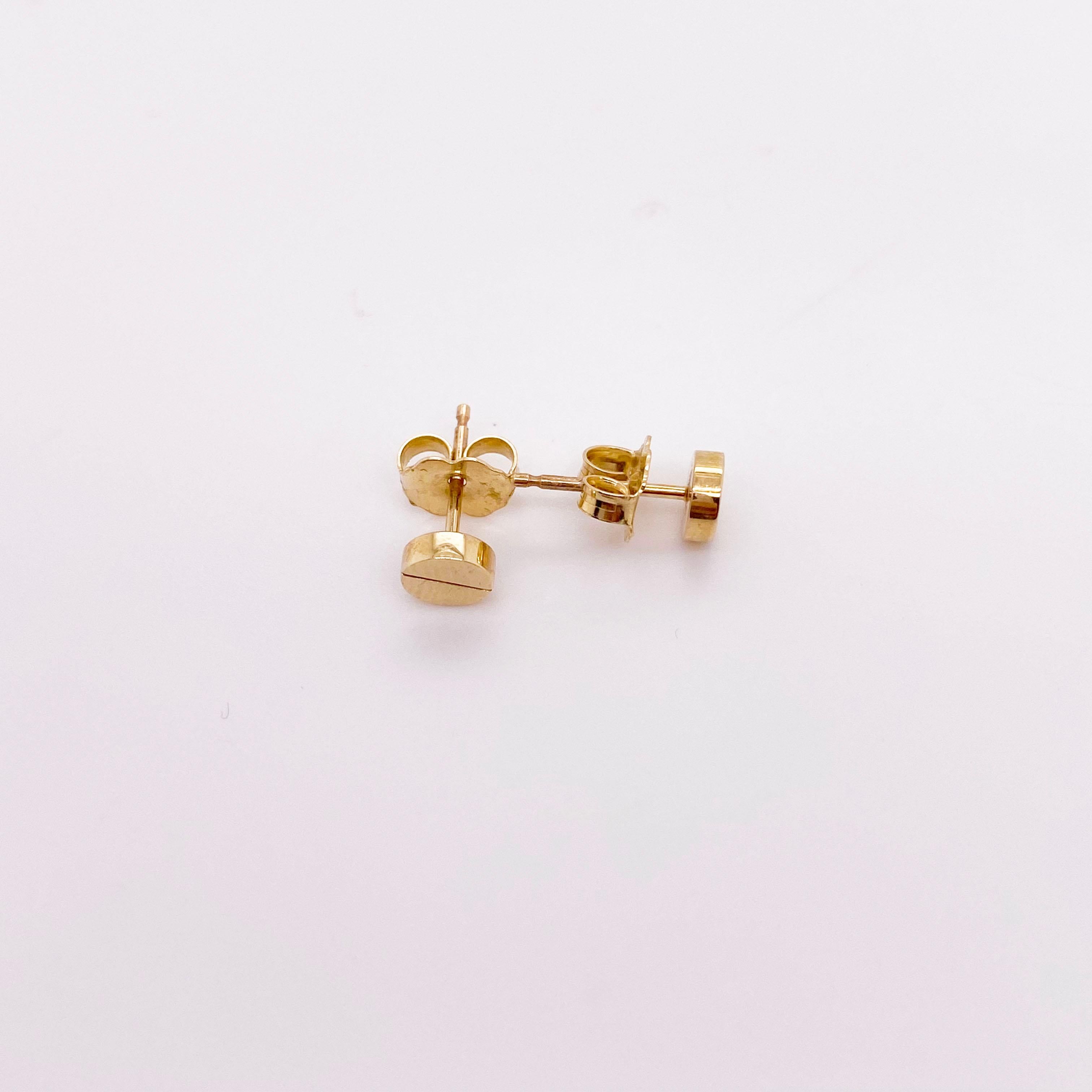 Ultra modern gold stud earrings. Round shape with line going through the center, looks great by themselves or stacked with other minimalist earrings. The details for these gorgeous earrings are listed below:
Metal Quality: 14 kt Yellow Gold
Earring