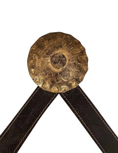 Runder vergoldeter Spiegel mit Kunstlederriemen, Spanien, 1950er Jahre