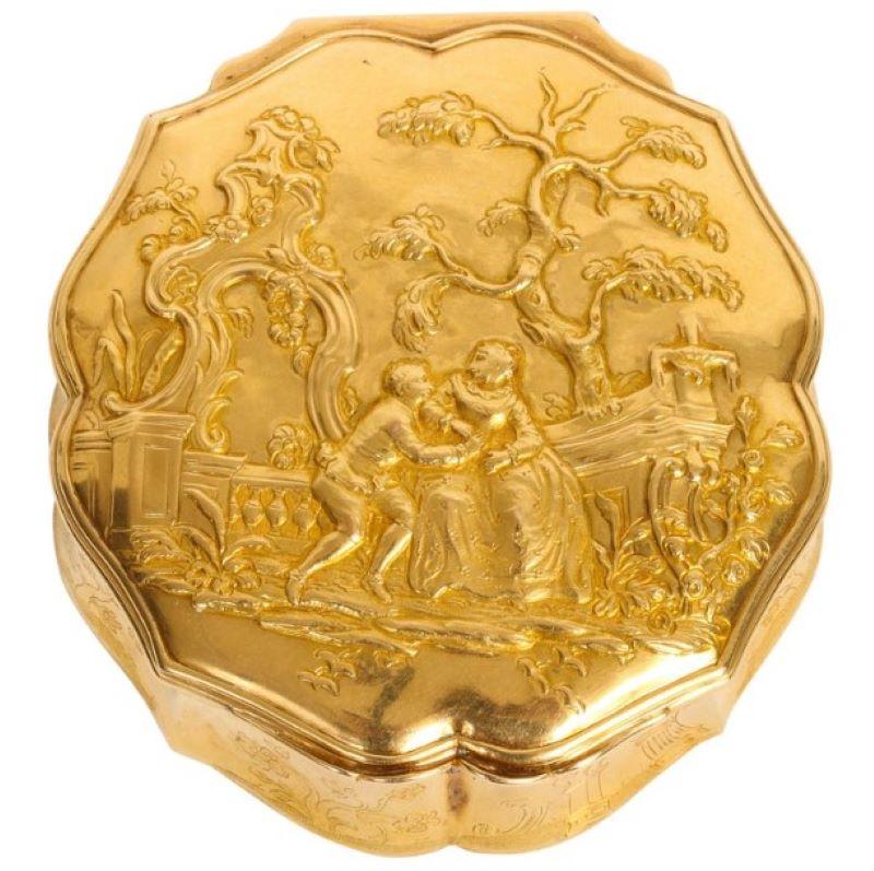  Round Gold Snuff Box

Round snuff box in 18k gold, the lid chiseled with a romantic scene on a balustrade background, in the woods landscape, the inside of the lid decorated with a miniature under glass representing an interior scene with
