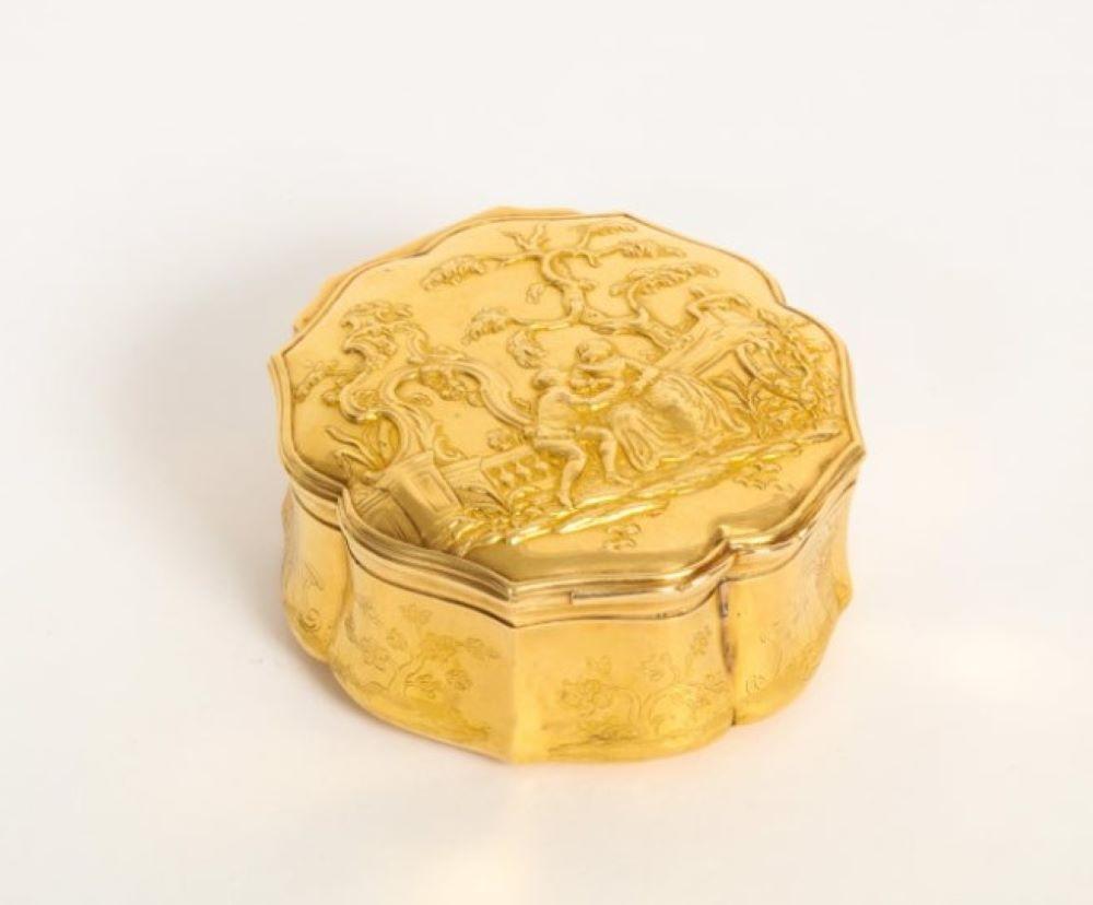  Round Gold Snuff Box In Excellent Condition For Sale In New York, NY
