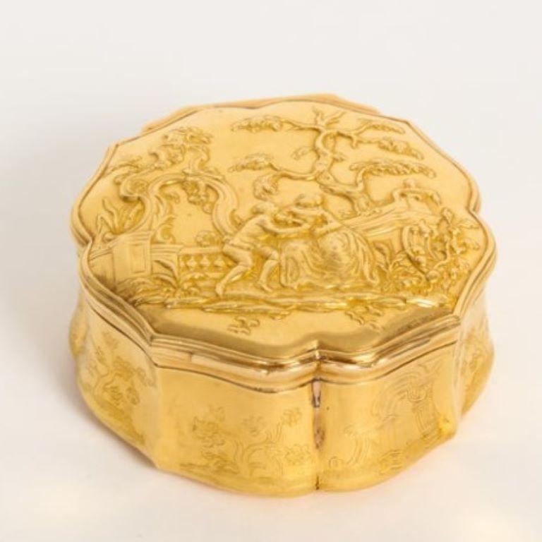 Women's or Men's  Round Gold Snuff Box For Sale