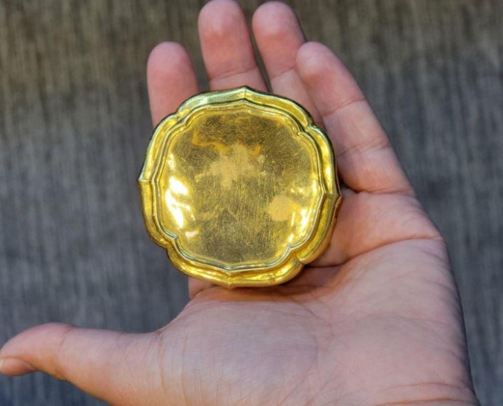  Round Gold Snuff Box For Sale 2