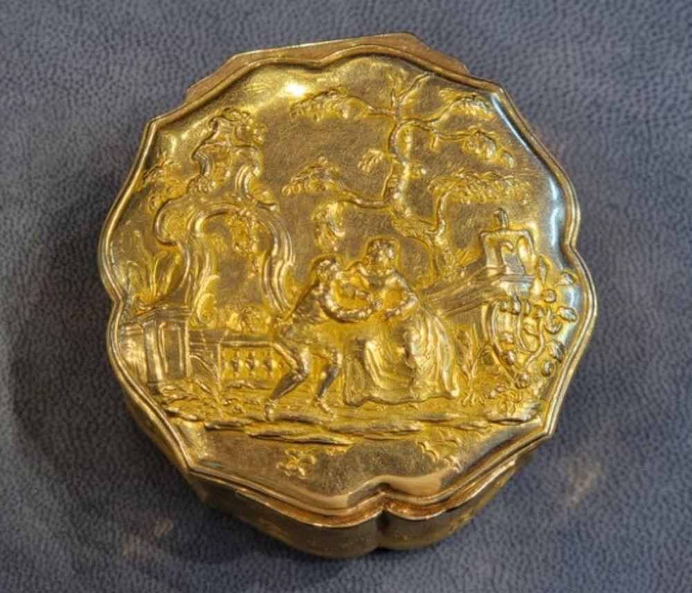 Round Gold Snuff Box For Sale 4