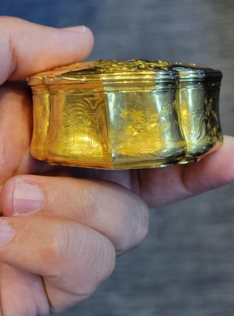  Round Gold Snuff Box For Sale 5