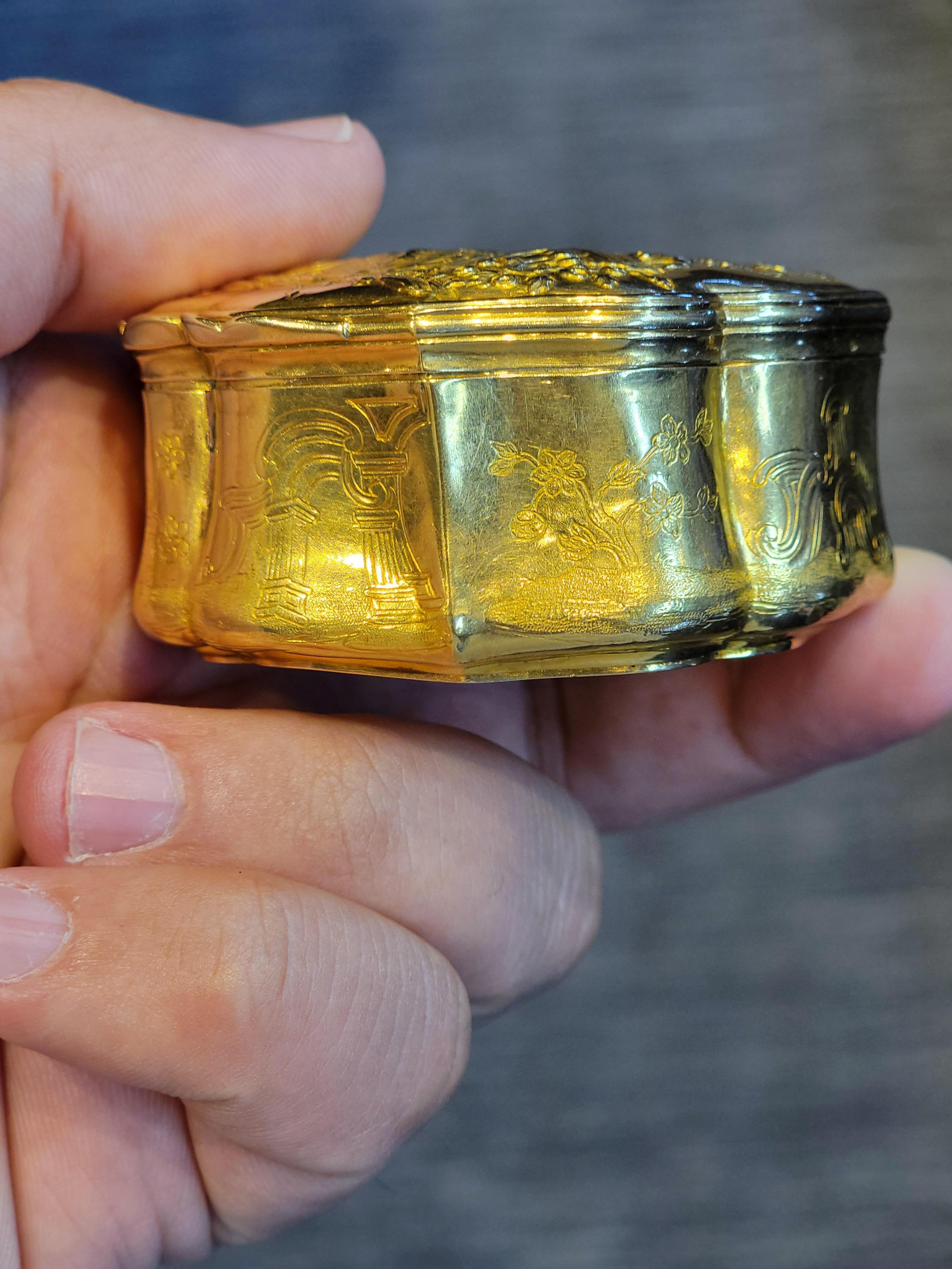 Round Gold Snuff Box with Hidden Miniature For Sale 5