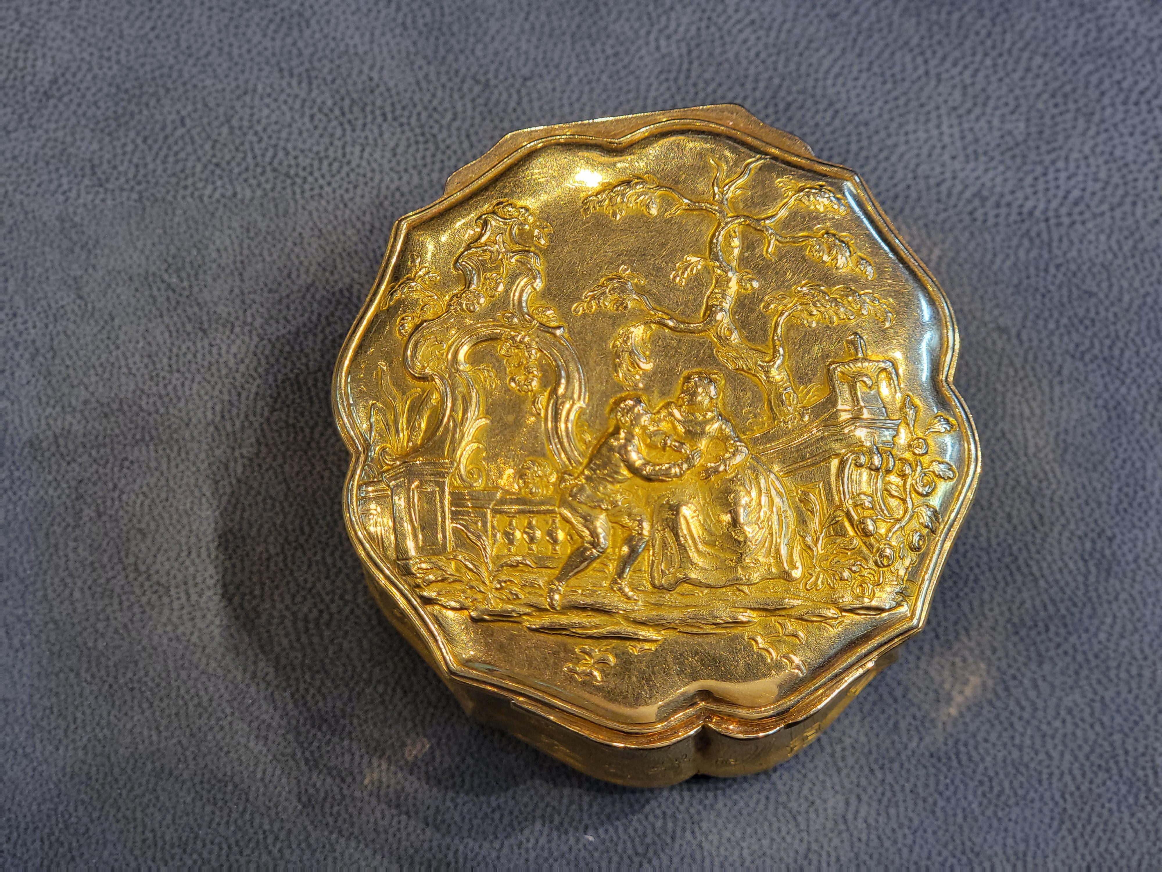 Round Gold Snuff Box with Hidden Miniature In Excellent Condition For Sale In New York, NY
