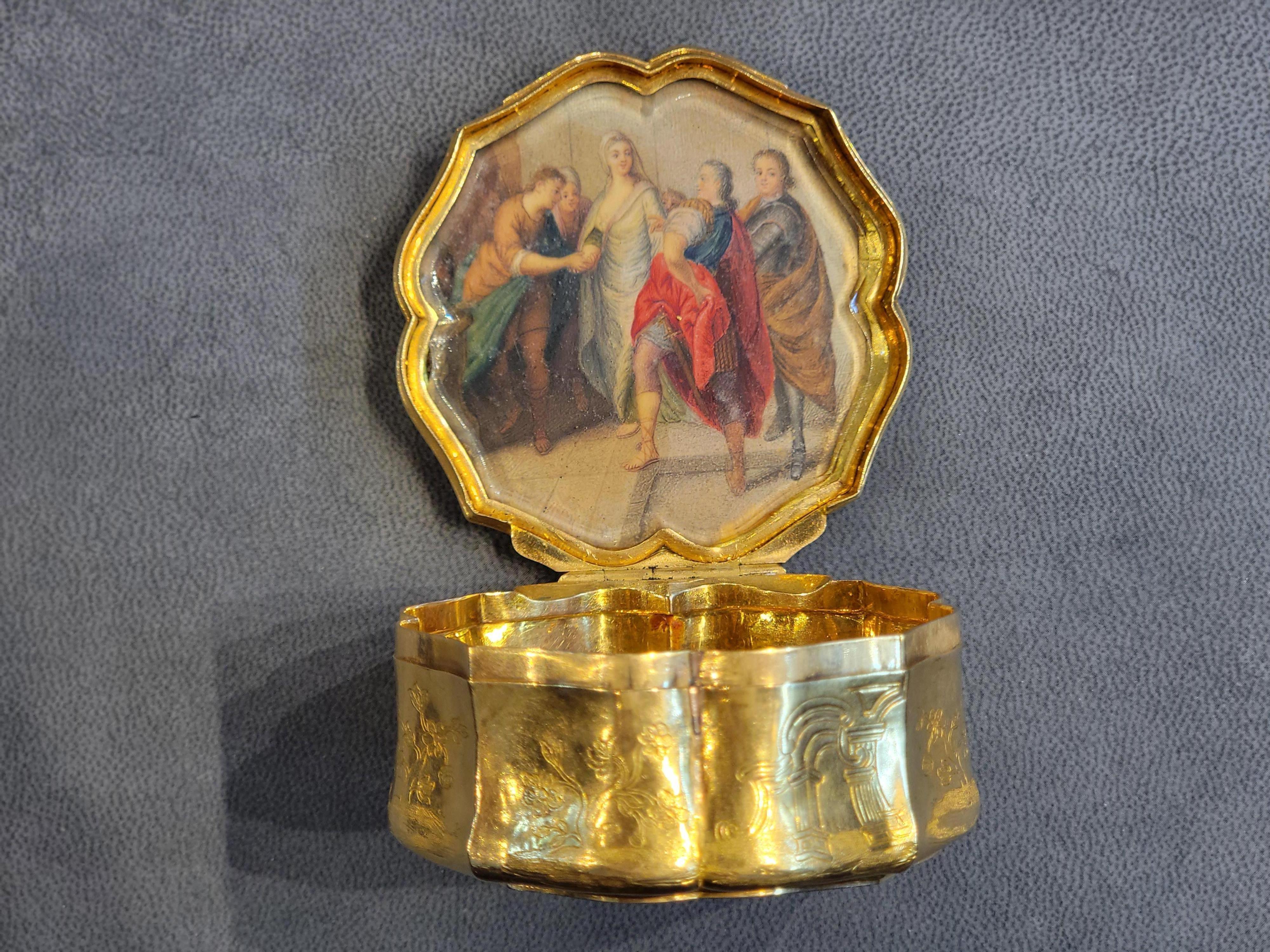 19th Century Round Gold Snuff Box with Hidden Miniature For Sale