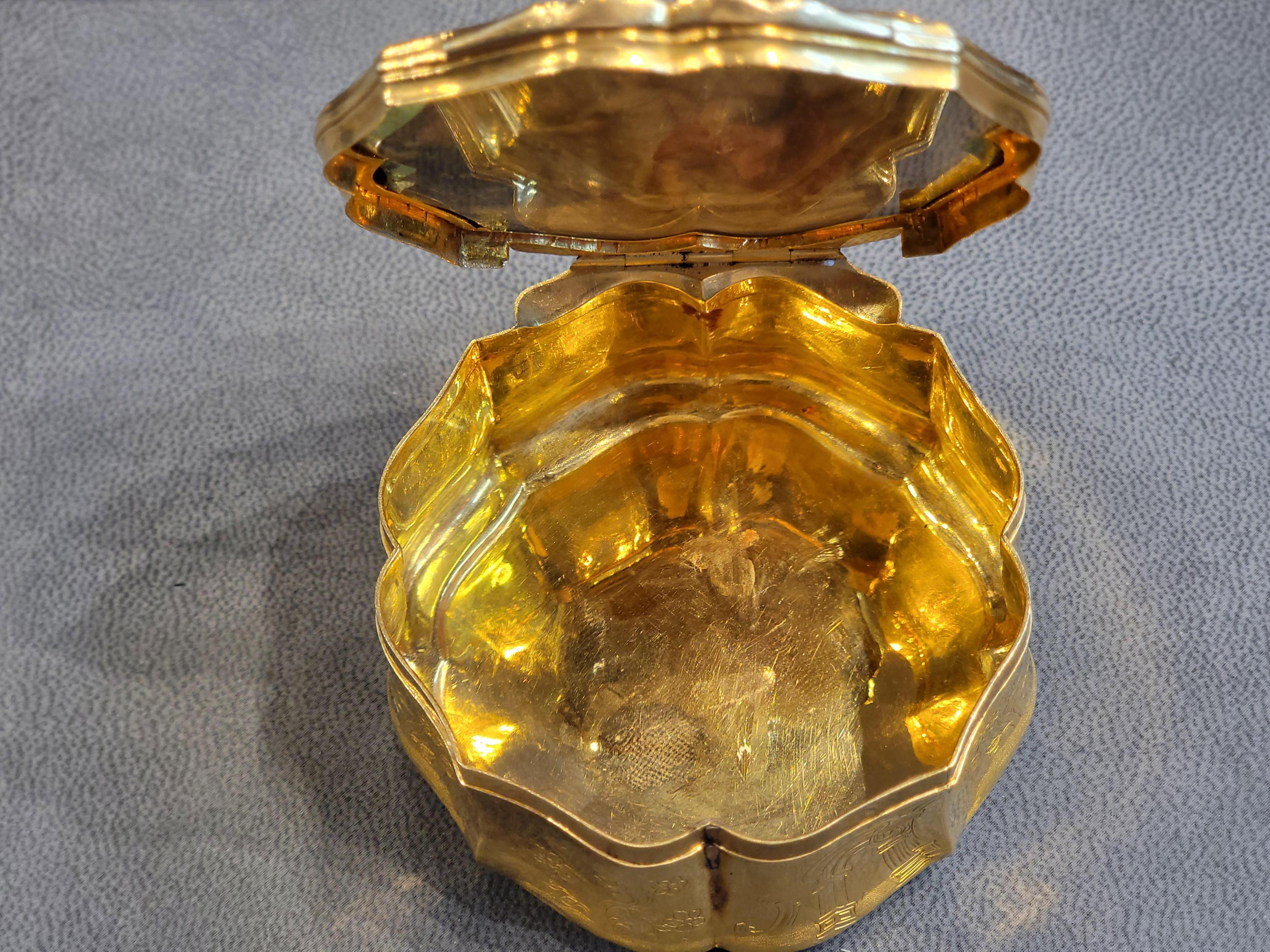 Round Gold Snuff Box with Hidden Miniature For Sale 1