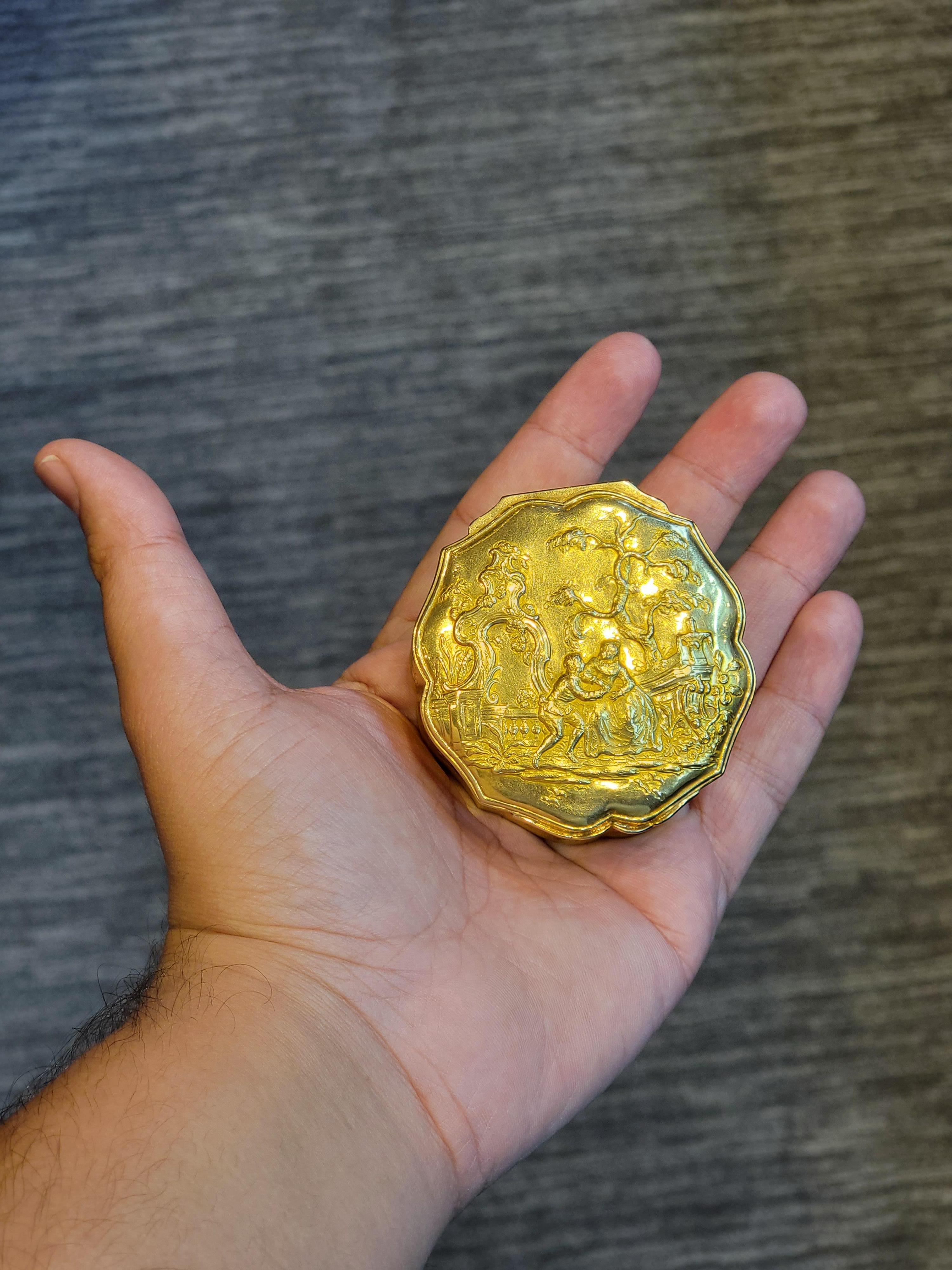 Round Gold Snuff Box with Hidden Miniature For Sale 2