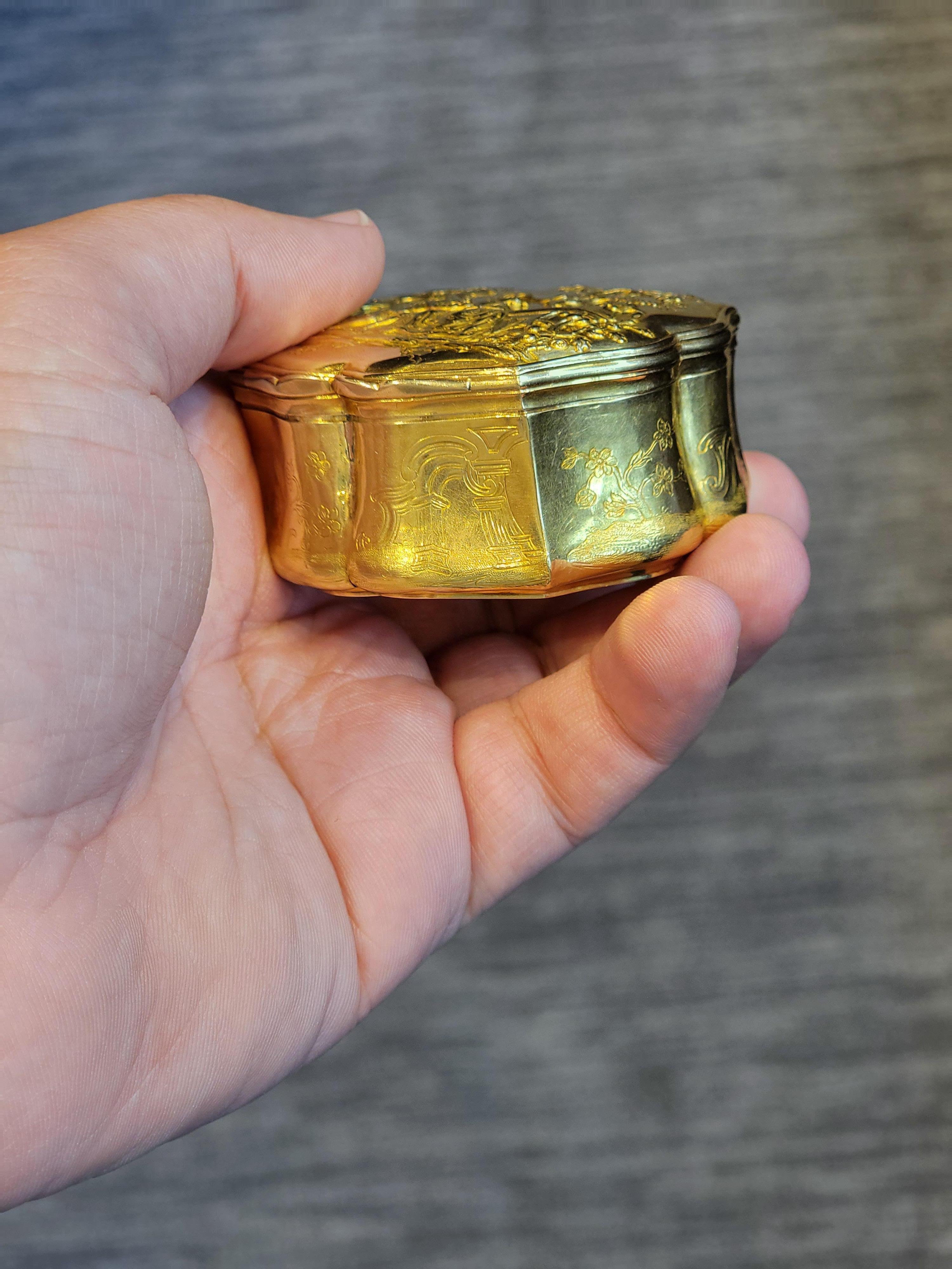 Round Gold Snuff Box with Hidden Miniature For Sale 4