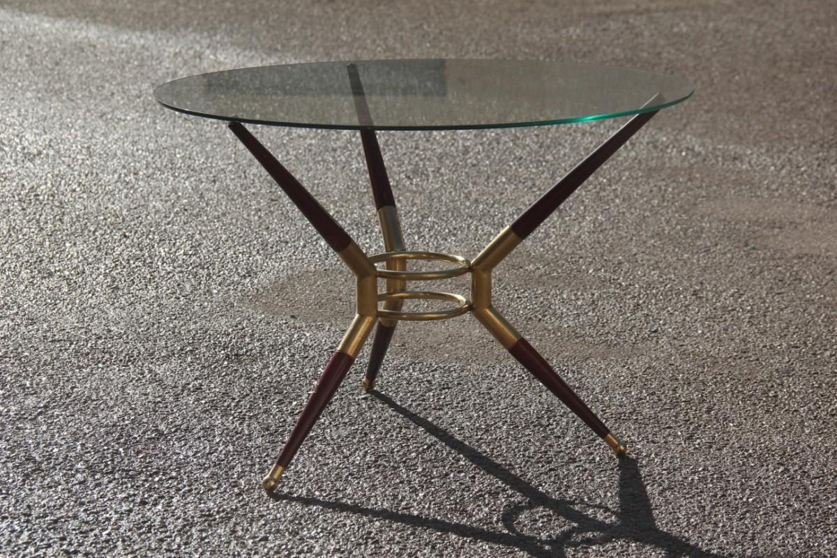 Runder goldener Couchtisch mit Glasplatte, italienisches Mid-Century Modern-Design, 1950er Jahre im Angebot 3